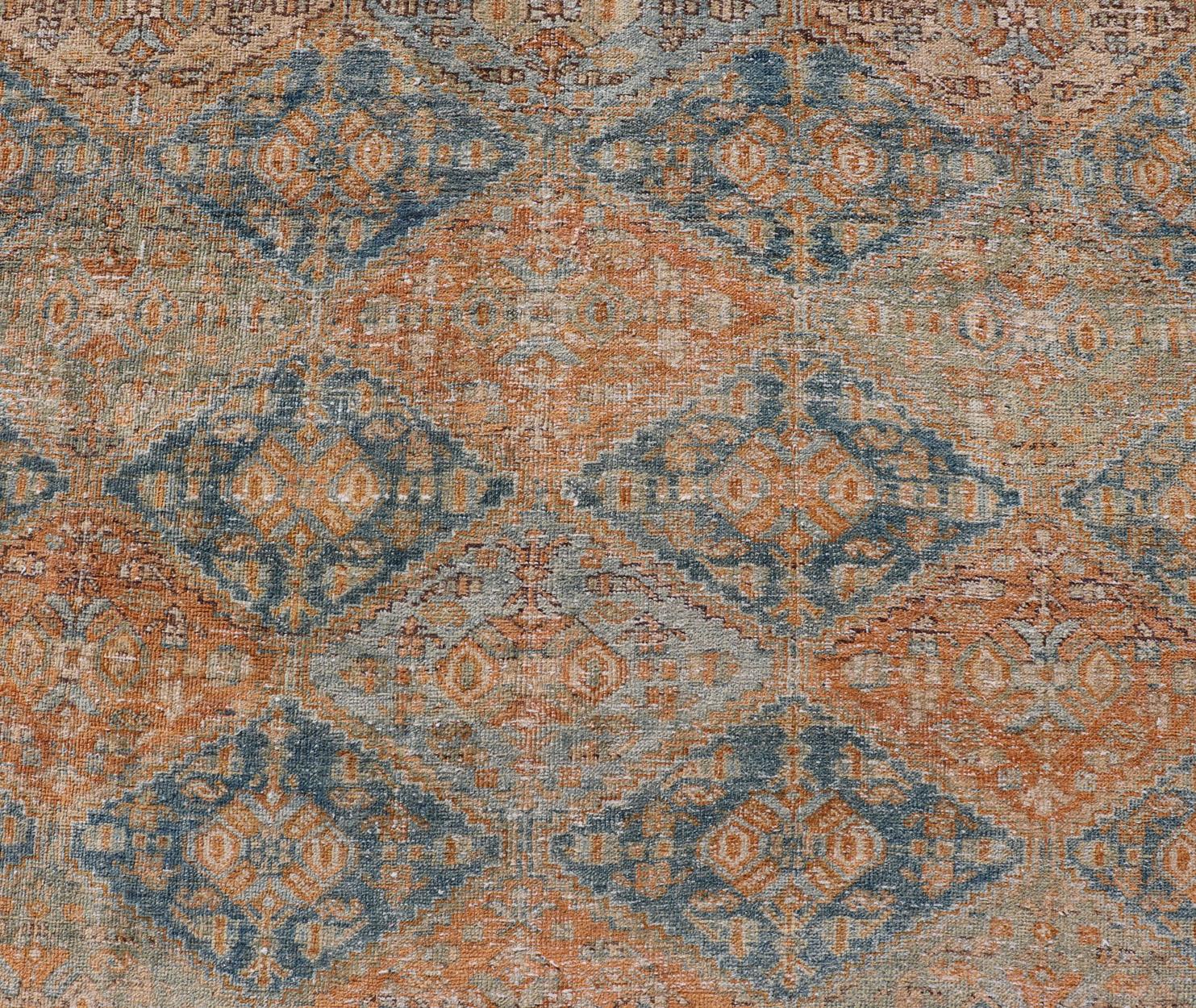 Maße: 5'2 x 6'6 
Antiker persischer Kurdenteppich mit geometrischem All-Over-Medaillon in Orange und Blau. Keivan Woven Arts / Teppich EMB-22126-15014, Herkunftsland / Art: Iran / Kurdisch um 1920.

Dieser mehrfarbige, antike persische Kurdenteppich