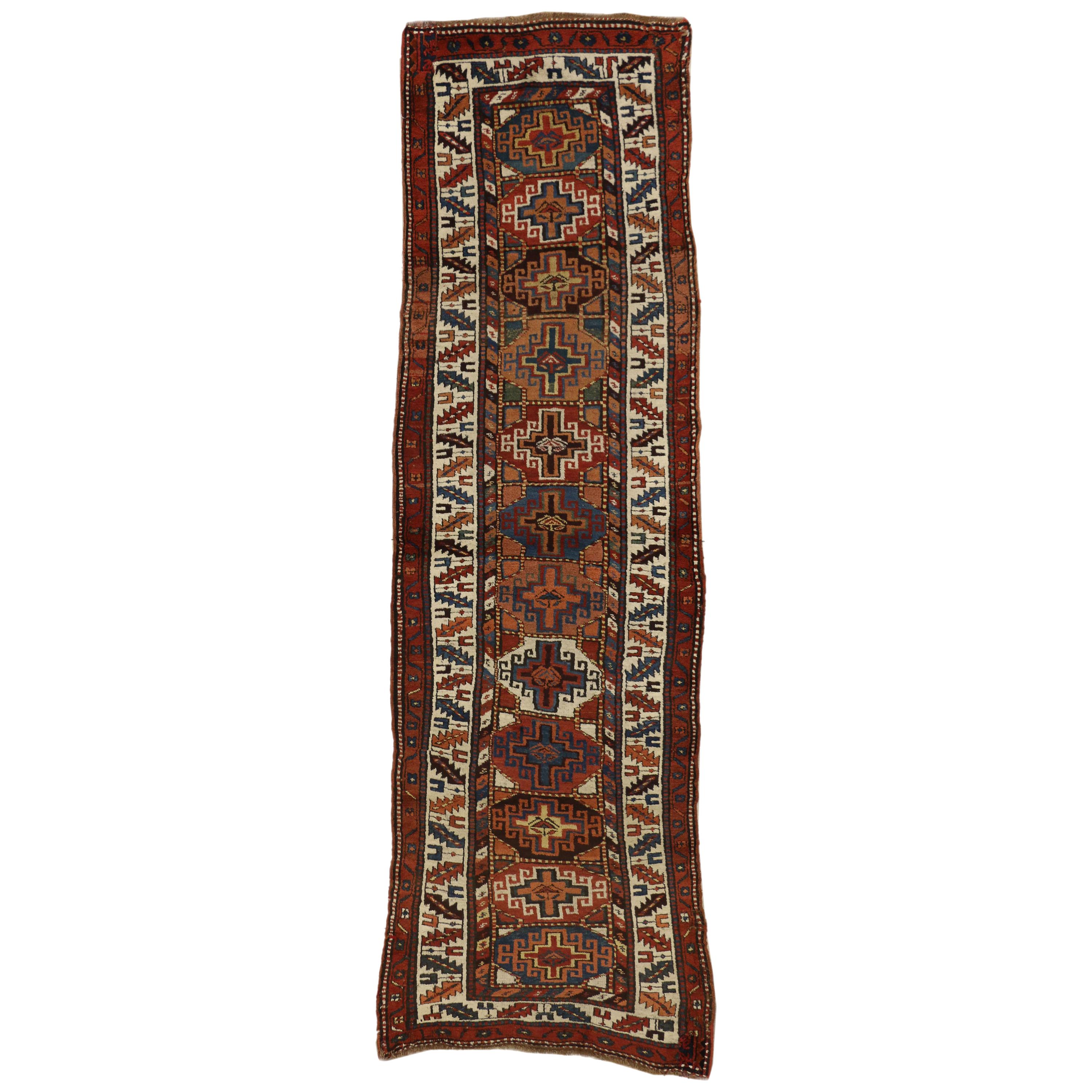 Antiker persischer kurdischer Teppich mit Nomadic Raconteur-Stil, Flur-Läufer