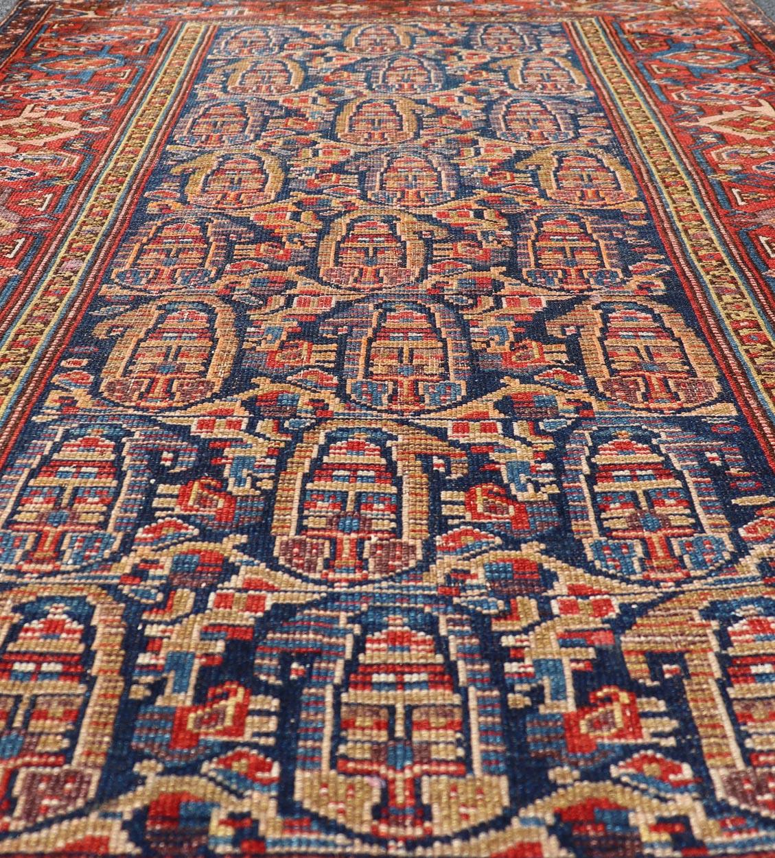 Mesures : 3'10 x 5'10 
Tapis ancien persan kurde avec un design vibrant all-over 3'10 x 5'10. Keivan Woven Arts/ tapis/A24-0102, pays d'origine / type : Iran / Kurdish/ vers 1910.

Ce tapis antique persan kurde présente un vibrant design all-over,