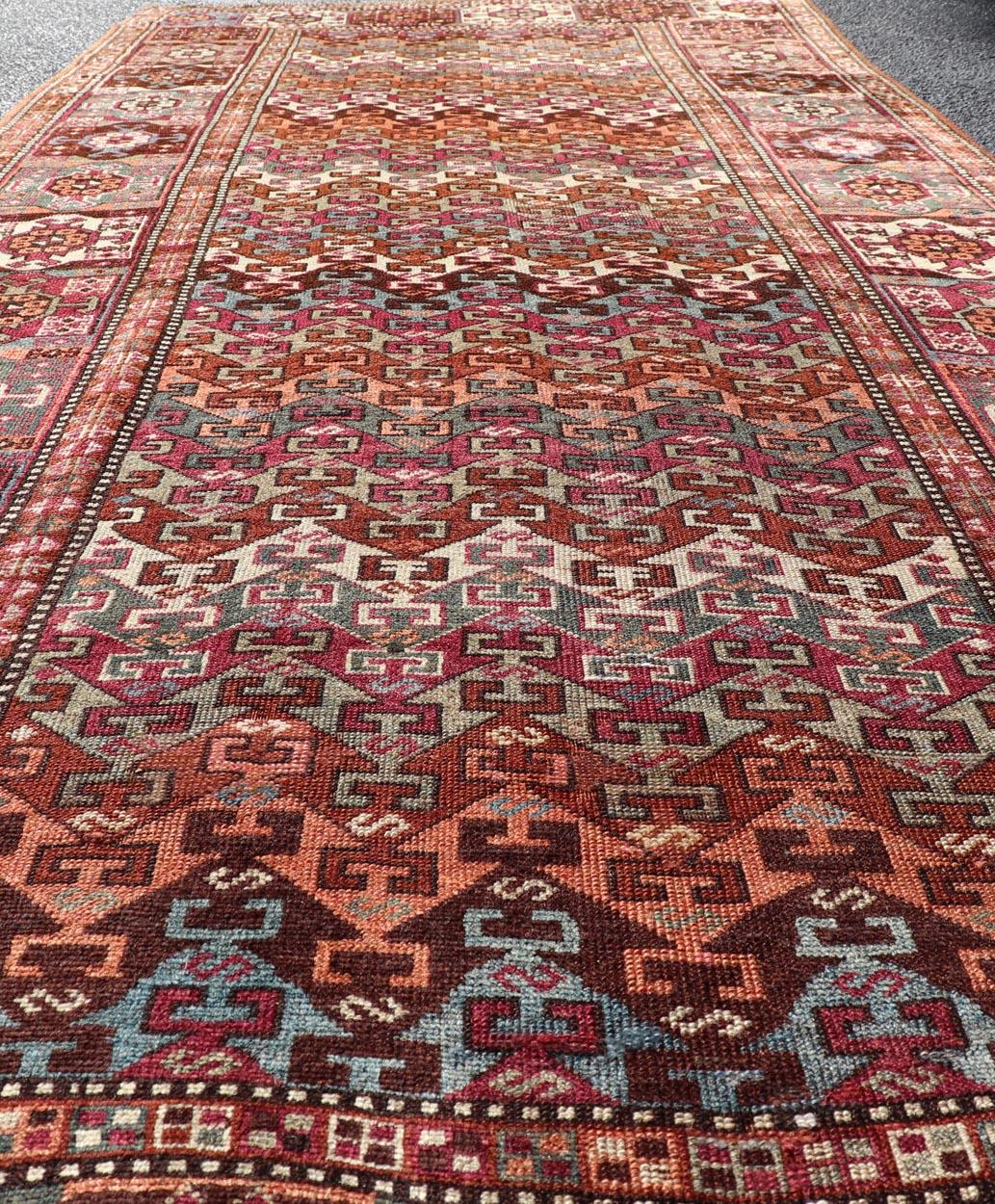 Antiker persischer Kurdischer Teppich mit lebhaften Stammesmotiven und reichhaltigen Farben 4'1 x 9'9 im Angebot 2