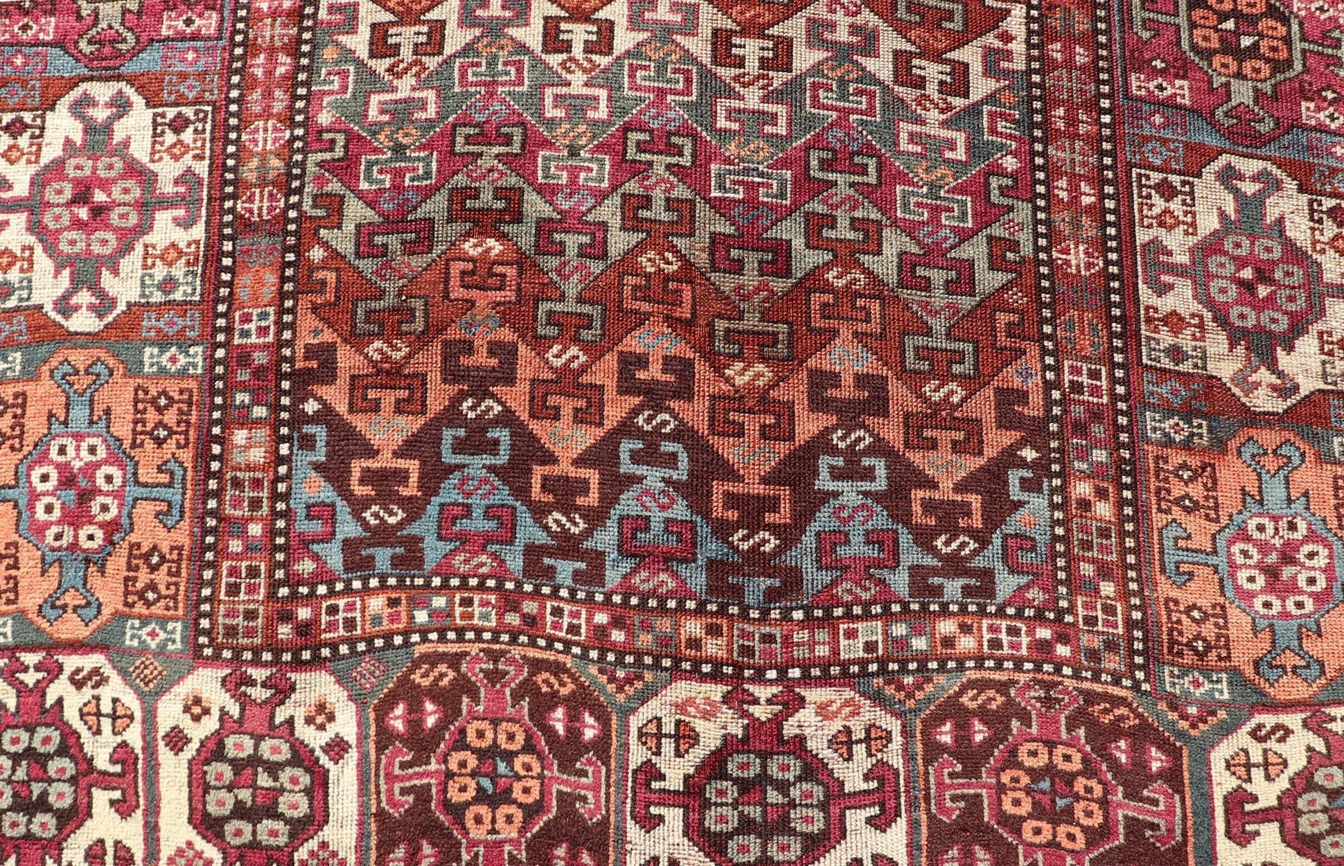 Antiker persischer Kurdischer Teppich mit lebhaften Stammesmotiven und reichhaltigen Farben 4'1 x 9'9 im Angebot 3