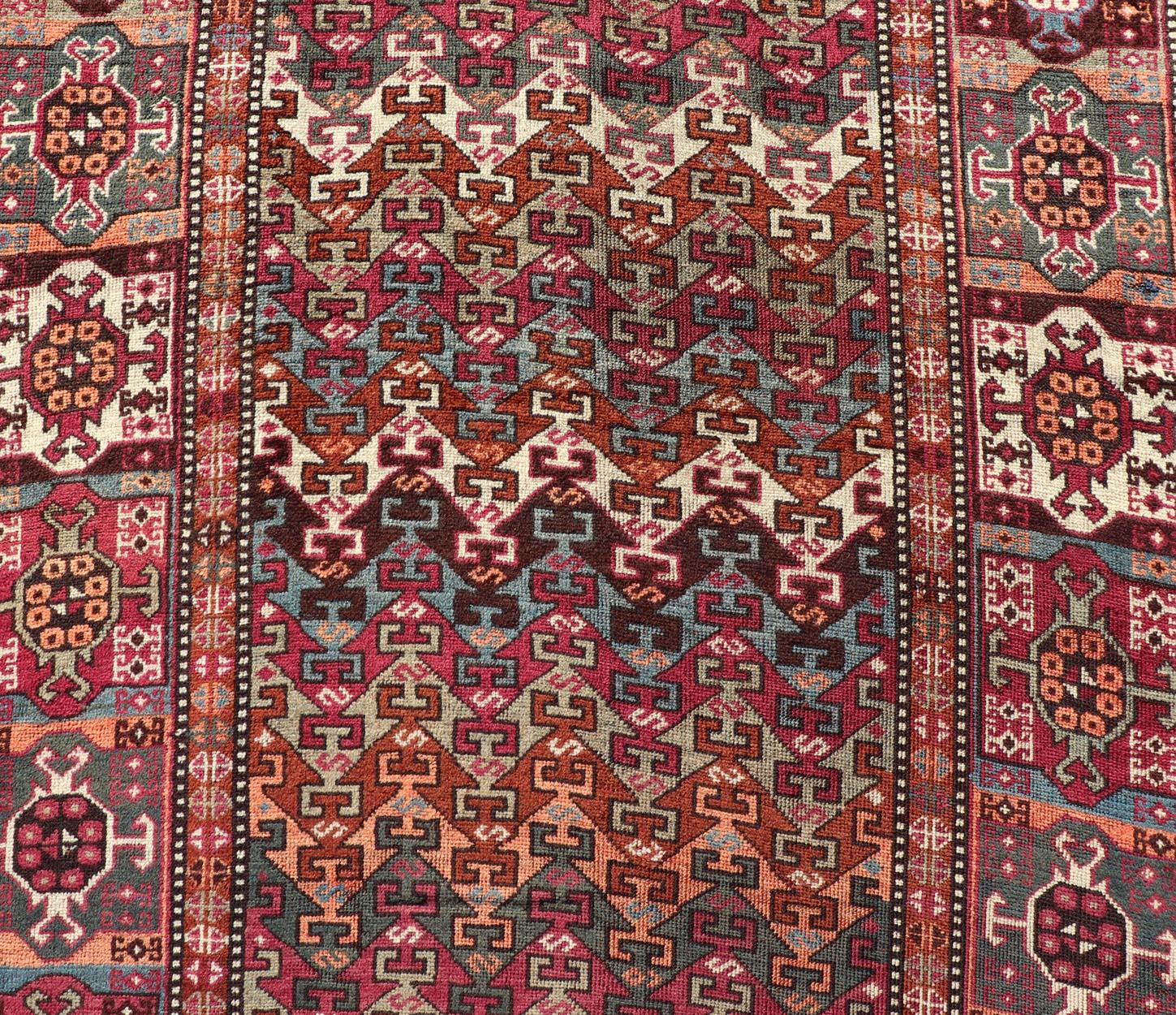 Antiker persischer Kurdischer Teppich mit lebhaften Stammesmotiven und reichhaltigen Farben 4'1 x 9'9 im Angebot 4