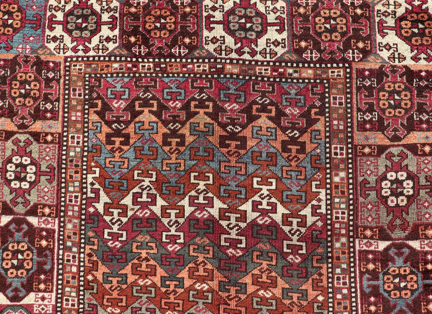 Antiker persischer Kurdischer Teppich mit lebhaften Stammesmotiven und reichhaltigen Farben 4'1 x 9'9 im Angebot 5