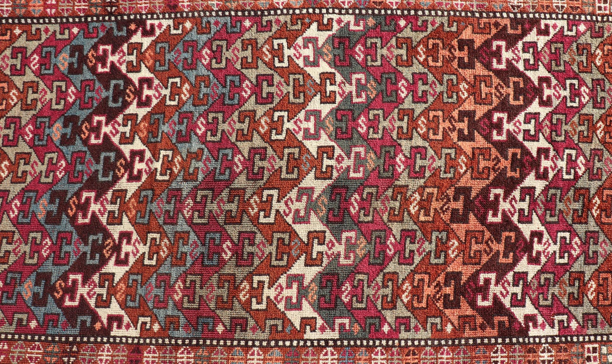 Maße: 4'1 x 9'9
Antiker persischer Kurdenteppich mit lebhaften Stammesmotiven und satten Farben 4'1 x 9'9. Keivan Woven Arts/ rug/X23-1209-284, Herkunftsland / Typ: Iran / Kurdisch, um 1910.

Dieser antike persische Kurdenteppich zeigt eine