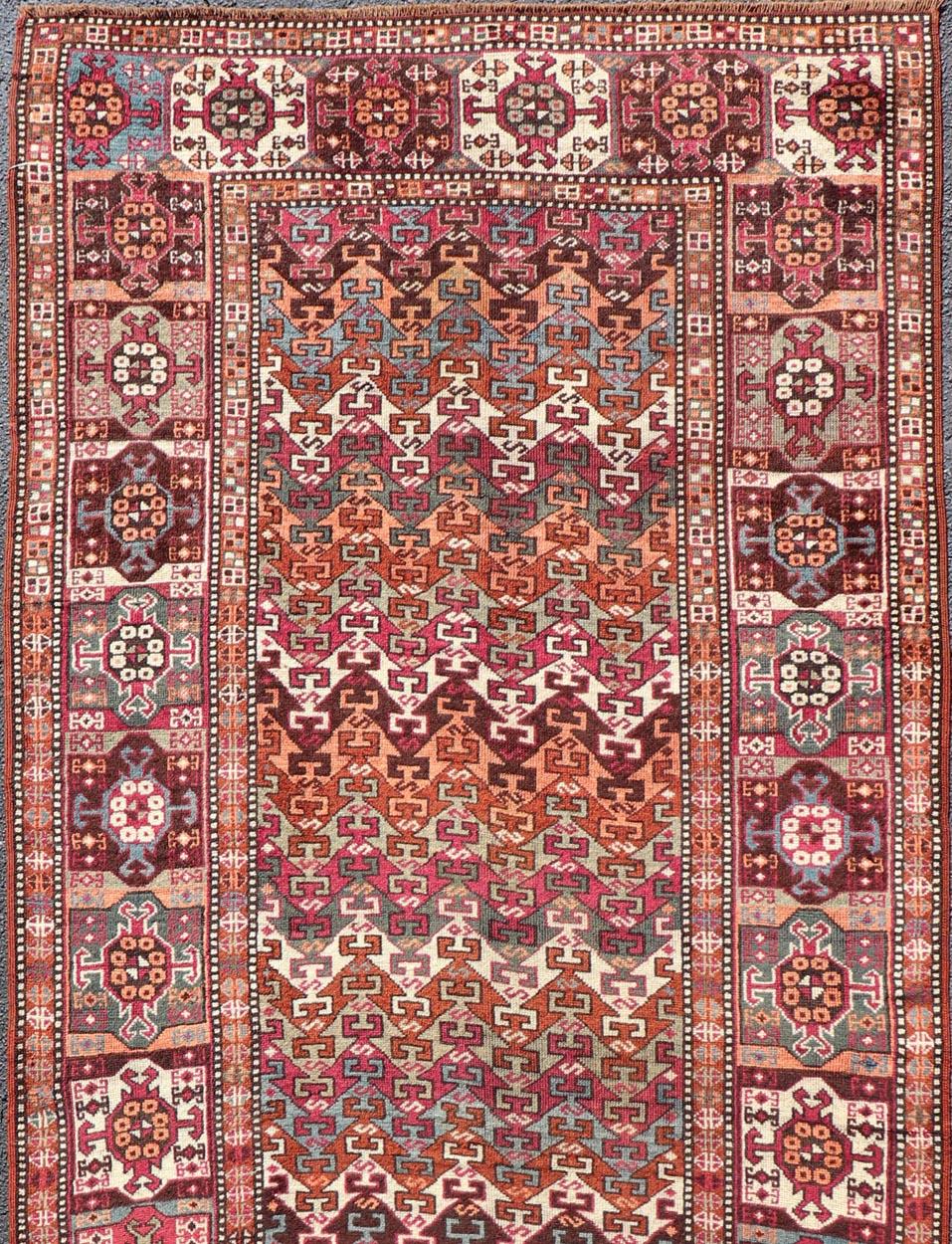 Antiker persischer Kurdischer Teppich mit lebhaften Stammesmotiven und reichhaltigen Farben 4'1 x 9'9 (Malayer) im Angebot