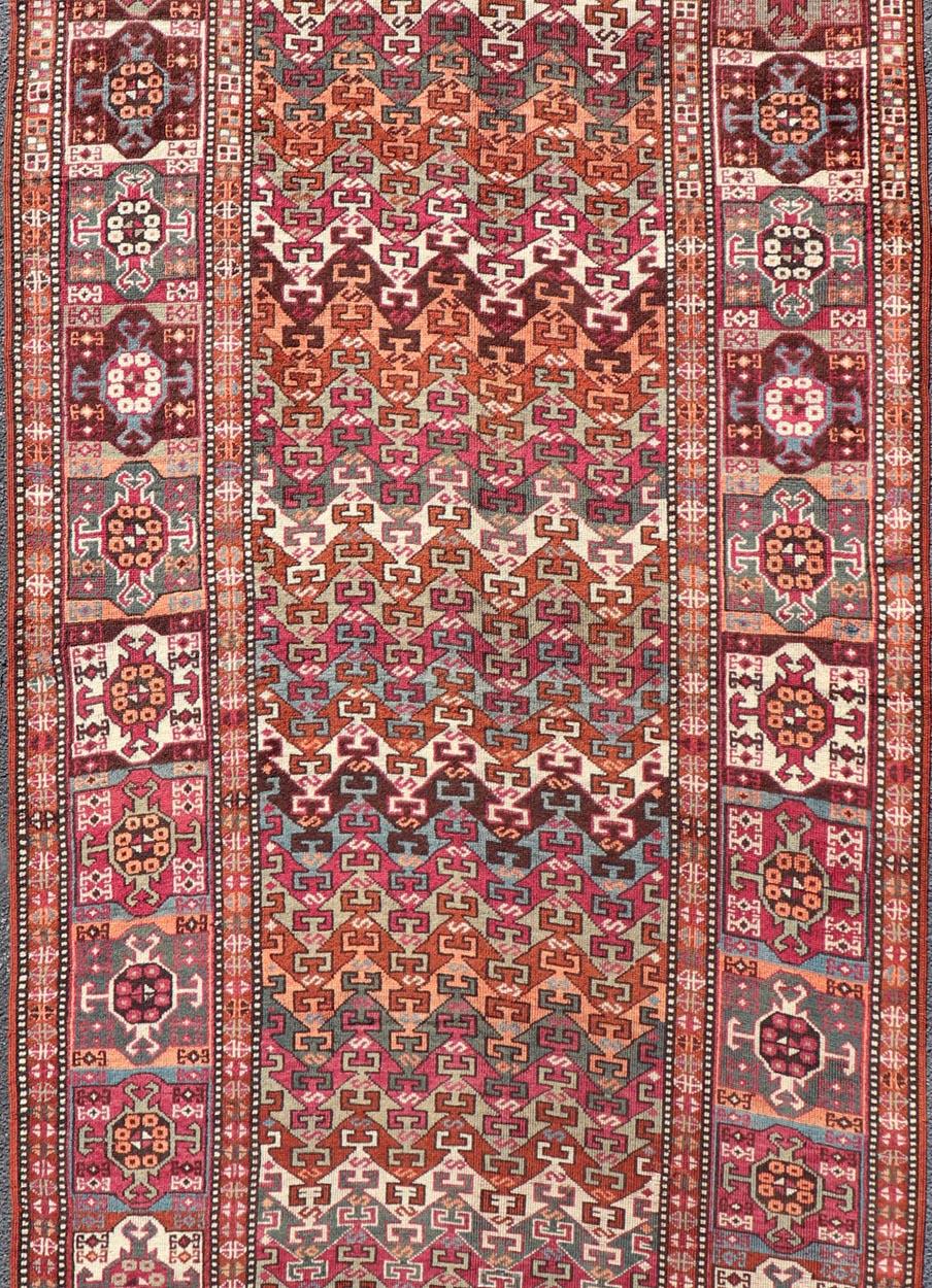 Antiker persischer Kurdischer Teppich mit lebhaften Stammesmotiven und reichhaltigen Farben 4'1 x 9'9 (Persisch) im Angebot