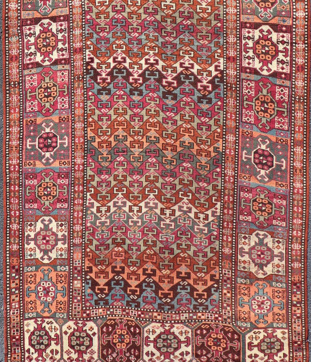 Antiker persischer Kurdischer Teppich mit lebhaften Stammesmotiven und reichhaltigen Farben 4'1 x 9'9 (Handgeknüpft) im Angebot
