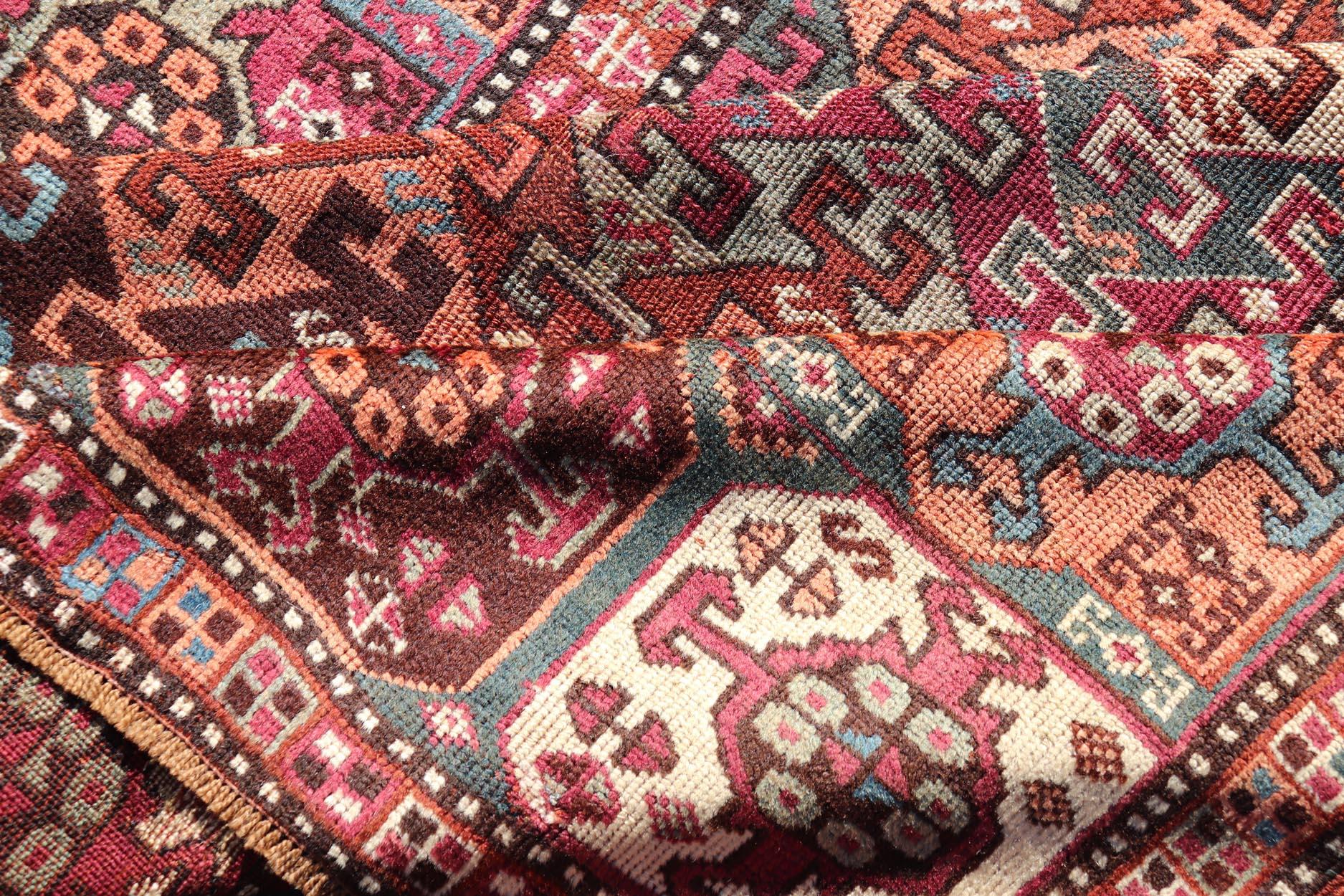 Antiker persischer Kurdischer Teppich mit lebhaften Stammesmotiven und reichhaltigen Farben 4'1 x 9'9 (20. Jahrhundert) im Angebot