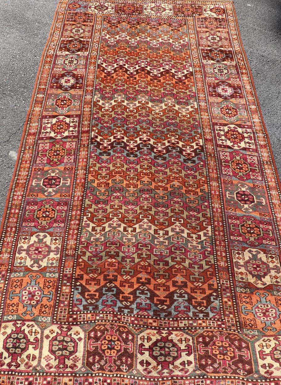 Antiker persischer Kurdischer Teppich mit lebhaften Stammesmotiven und reichhaltigen Farben 4'1 x 9'9 im Angebot 1