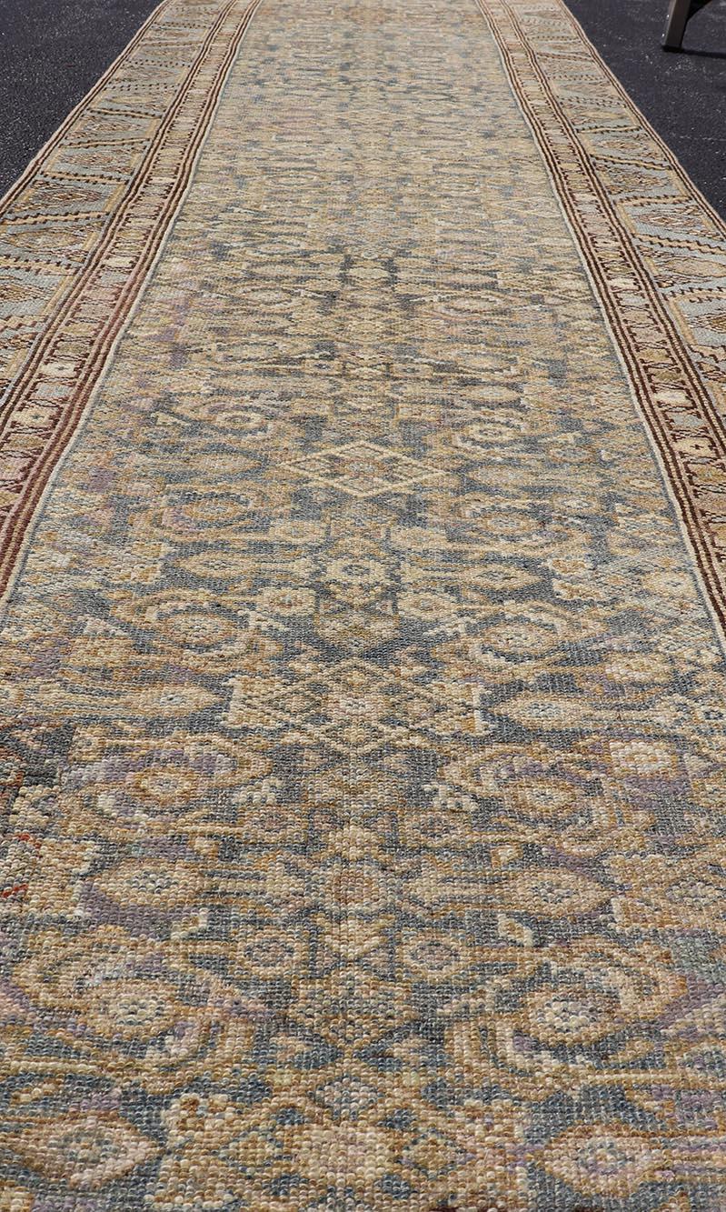 Antigua Alfombra Persa Kurda con Suelo Descolorido y Diseño Repetido3'2 x 14'6 en venta 3