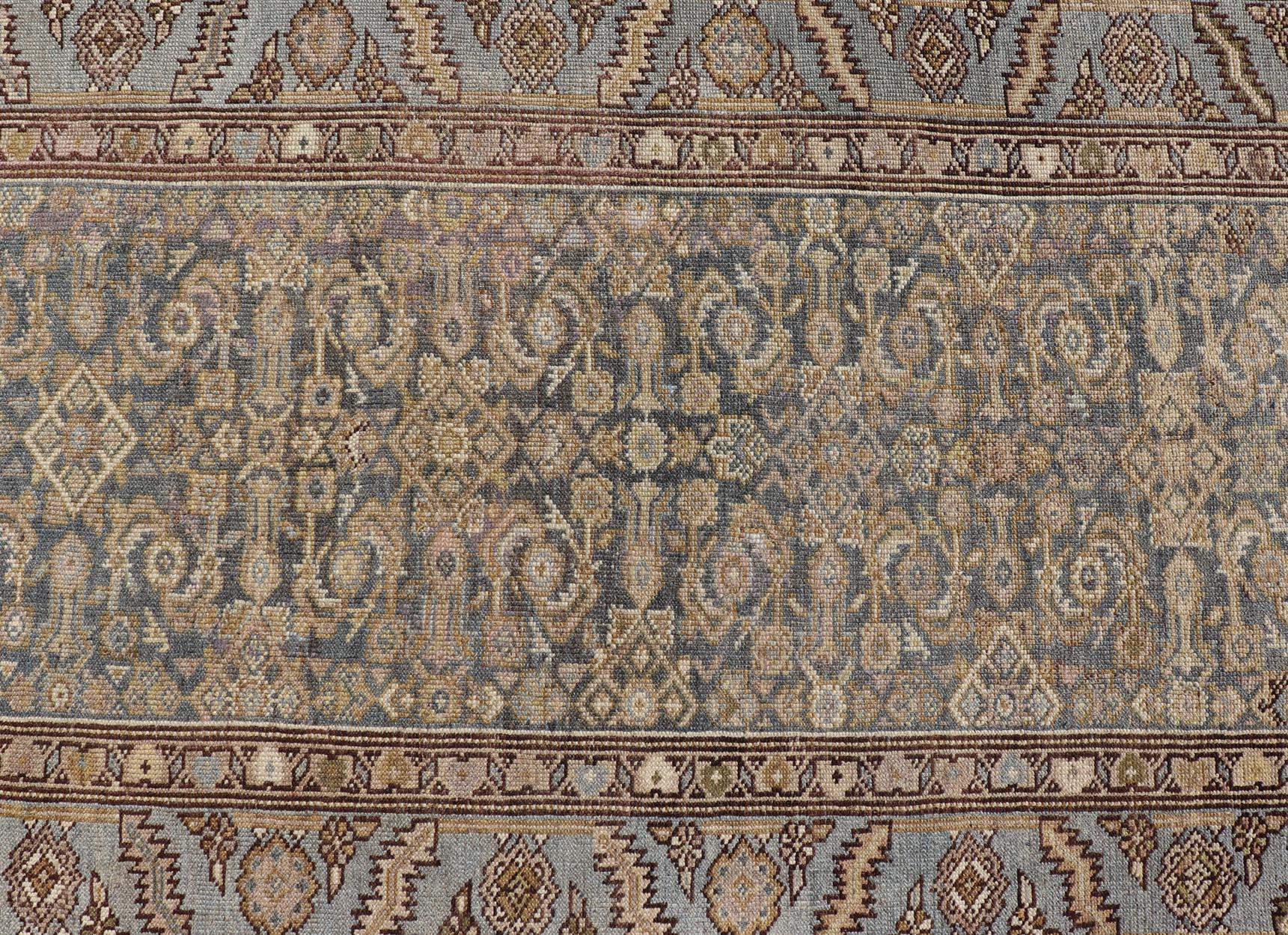 Antigua Alfombra Persa Kurda con Suelo Descolorido y Diseño Repetido3'2 x 14'6 en venta 4