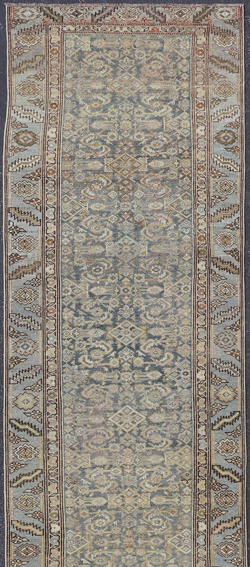 Antigua Alfombra Persa Kurda con Suelo Descolorido y Diseño Repetido3'2 x 14'6 Malayer en venta