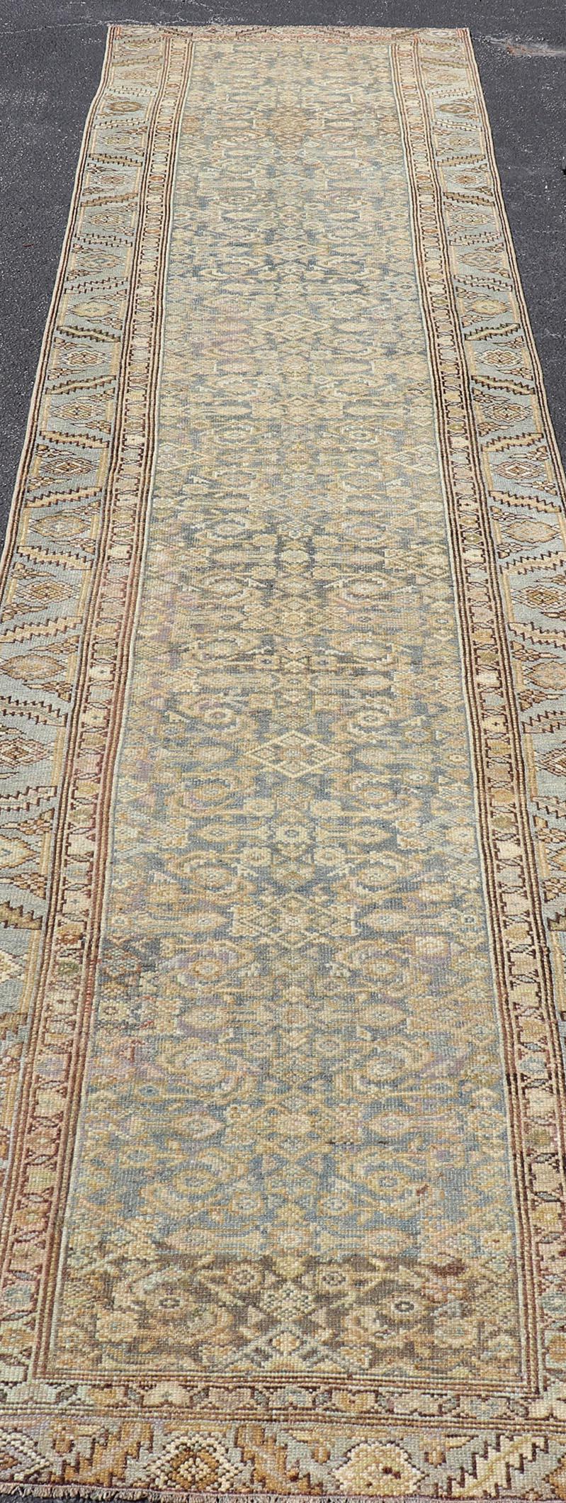 Antigua Alfombra Persa Kurda con Suelo Descolorido y Diseño Repetido3'2 x 14'6 en venta 2