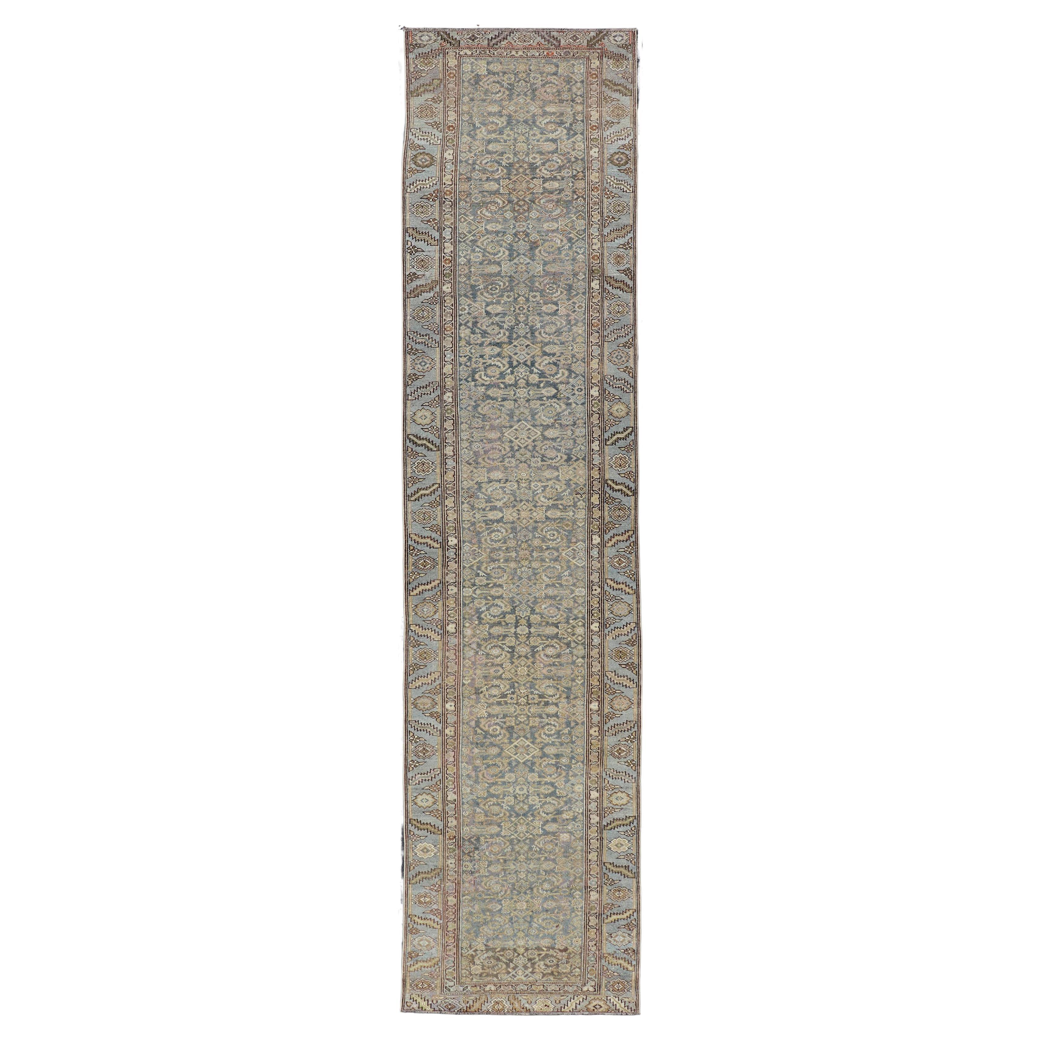 Antigua Alfombra Persa Kurda con Suelo Descolorido y Diseño Repetido3'2 x 14'6 en venta