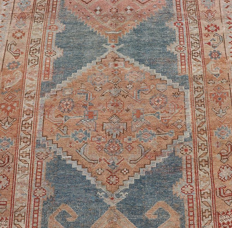 Antiker persischer Kurdischer Läufer mit großem Stammesmedaillon-Design (Wolle) im Angebot