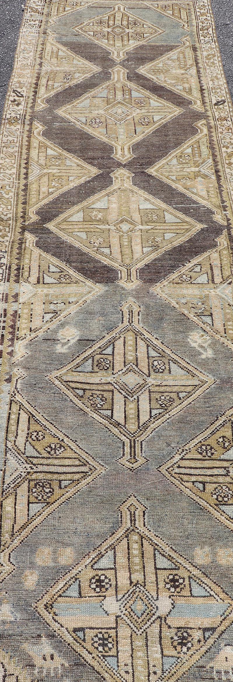 Tribale Antico runner persiano curdo con medaglione in carbone, blu e verde acido in vendita