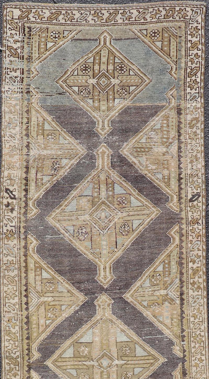 XX secolo Antico runner persiano curdo con medaglione in carbone, blu e verde acido in vendita