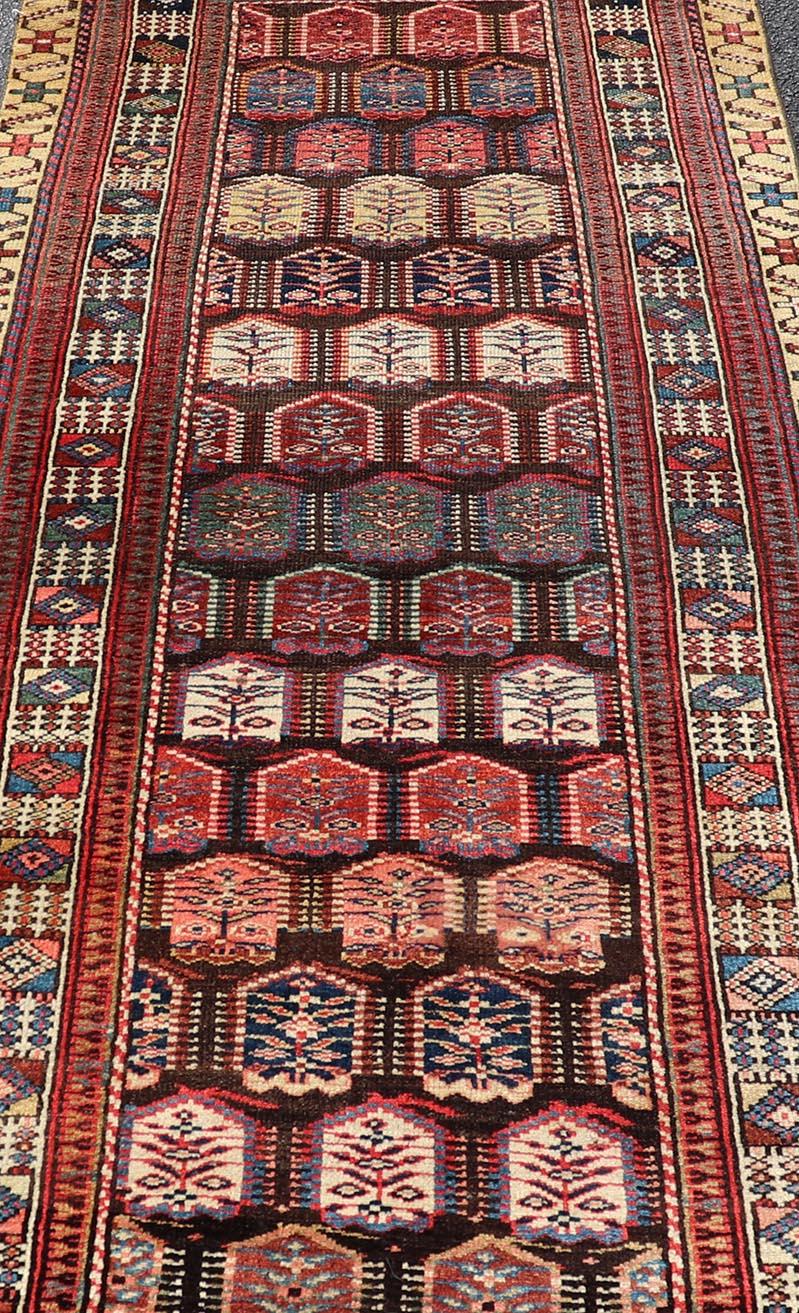 Maße: 3'3 x 8'4 
Antiker persischer kurdischer Läufer mit Stammesmotiven in Rot und Gelb 3'3 x 8'4.  Keivan Woven Arts / Teppich / EMB-22288 Herkunftsland / Art: Kurdisch/ Iran. 

Der atemberaubende antike persisch-kurdische Läufer zeigt ein