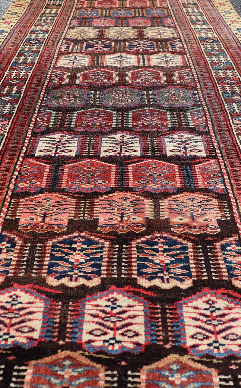 Antiker persischer kurdischer Läufer mit Stammesmotiven in Rot und Gelb 3'3 x 8'4 (Stammeskunst) im Angebot