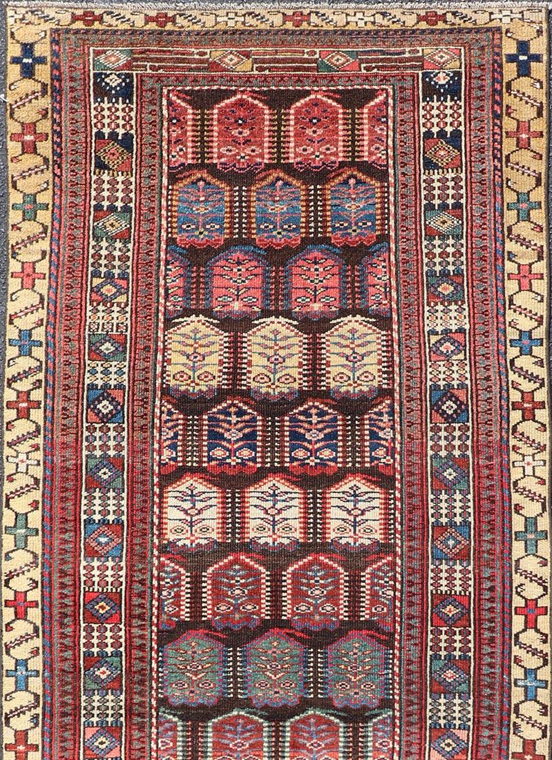 Antiker persischer kurdischer Läufer mit Stammesmotiven in Rot und Gelb 3'3 x 8'4 (Persisch) im Angebot