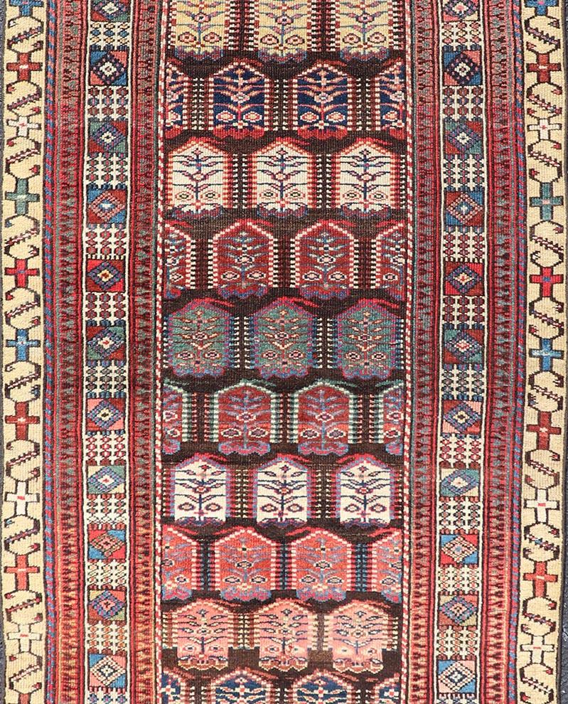 Antiker persischer kurdischer Läufer mit Stammesmotiven in Rot und Gelb 3'3 x 8'4 (Handgeknüpft) im Angebot