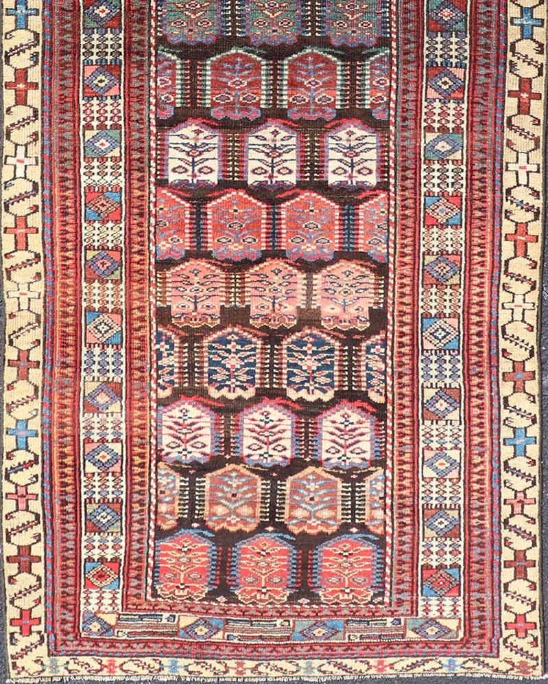 Antiker persischer kurdischer Läufer mit Stammesmotiven in Rot und Gelb 3'3 x 8'4 im Zustand „Gut“ im Angebot in Atlanta, GA