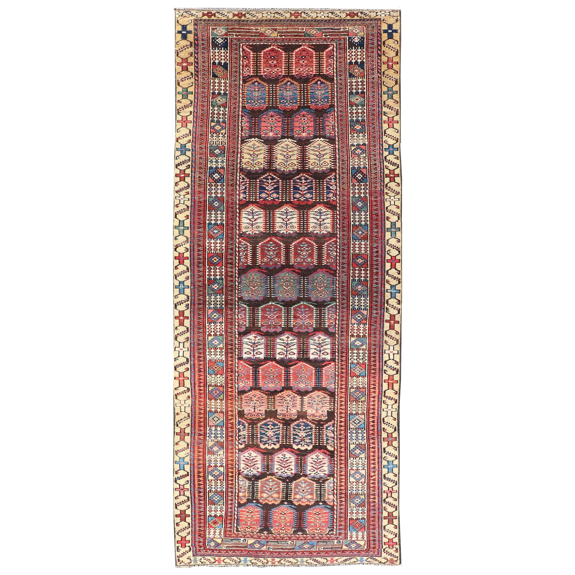 Antico runner persiano curdo con motivi tribali in rosso e giallo 3'3 x 8'4