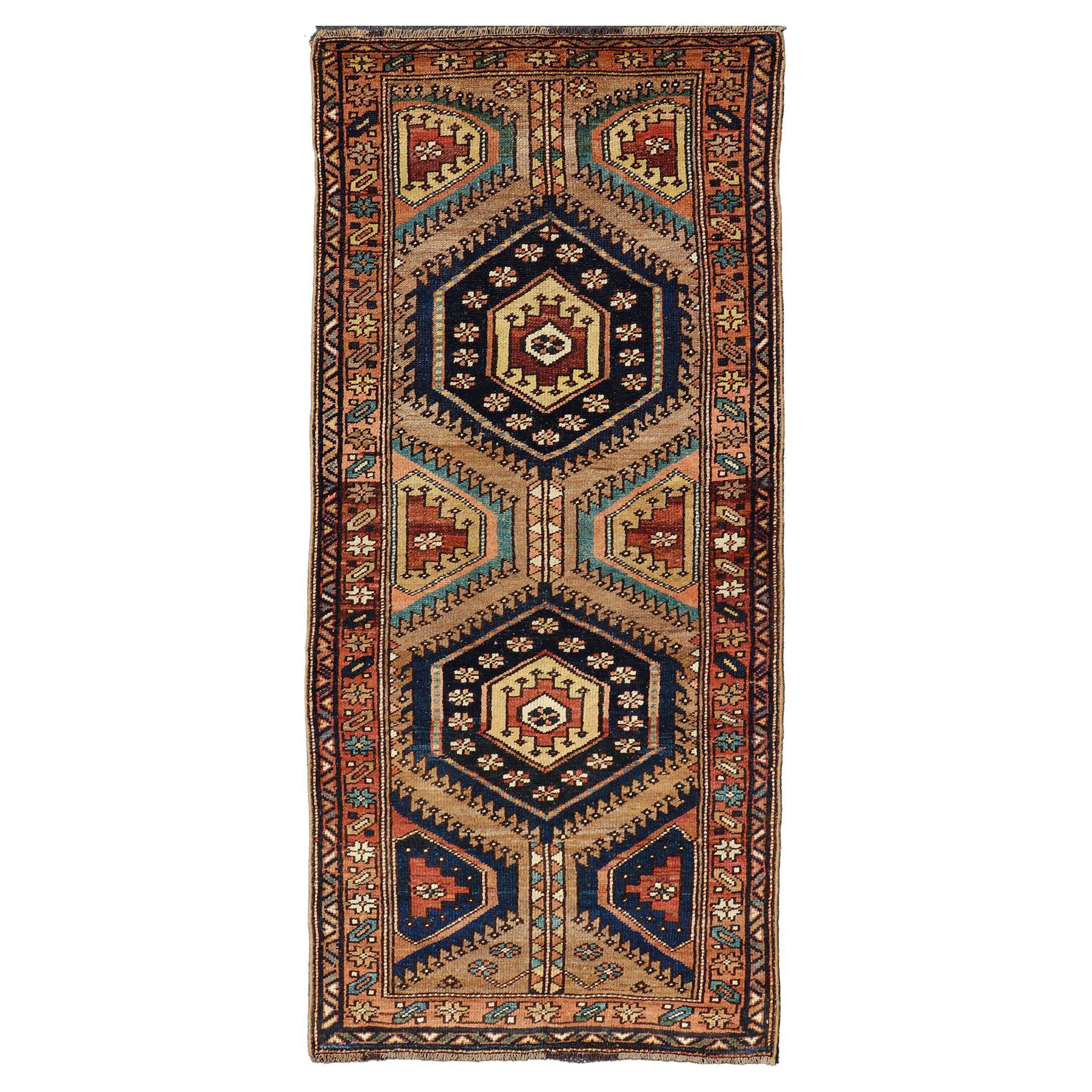Antiker persischer kurdischer Kurzläufer mit geometrischen Motiven auf hellem Kamelfeld, antik