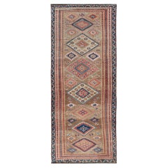 Tapis de couloir court persan antique kurde à motifs géométriques dans un terrain camel clair