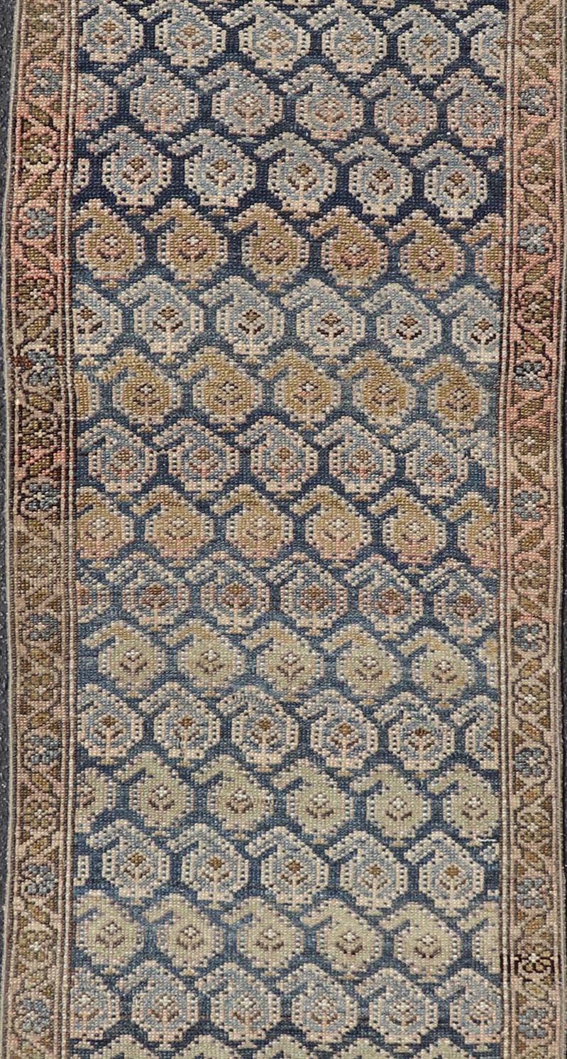 Antiker persischer Kurdischer Stammes-Läufer mit detailliertem All-Over-Design 2'1 x 9'4 (Malayer) im Angebot