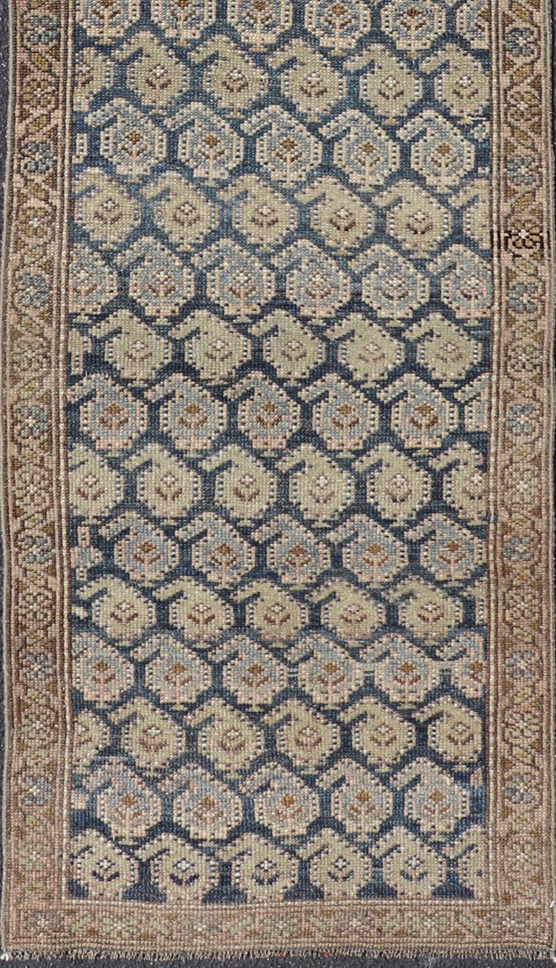Antiker persischer Kurdischer Stammes-Läufer mit detailliertem All-Over-Design 2'1 x 9'4 (Persisch) im Angebot
