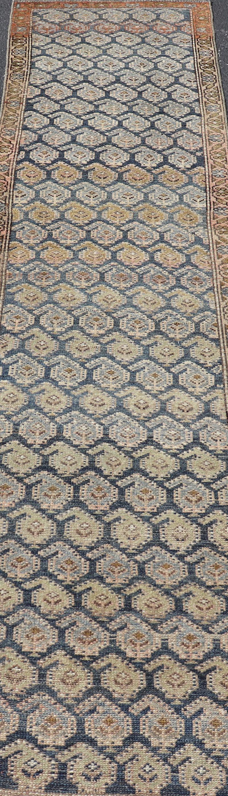 Antiker persischer Kurdischer Stammes-Läufer mit detailliertem All-Over-Design 2'1 x 9'4 im Zustand „Gut“ im Angebot in Atlanta, GA