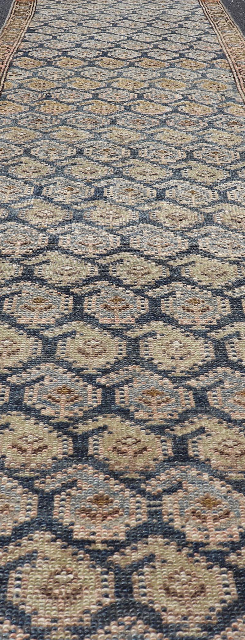 Antiker persischer Kurdischer Stammes-Läufer mit detailliertem All-Over-Design 2'1 x 9'4 (20. Jahrhundert) im Angebot