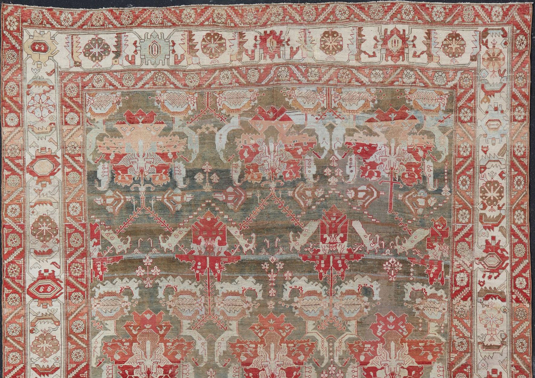 20ième siècle Tapis persan ancien Bakhtiari à grande échelle à motif tribal en multicolore en vente