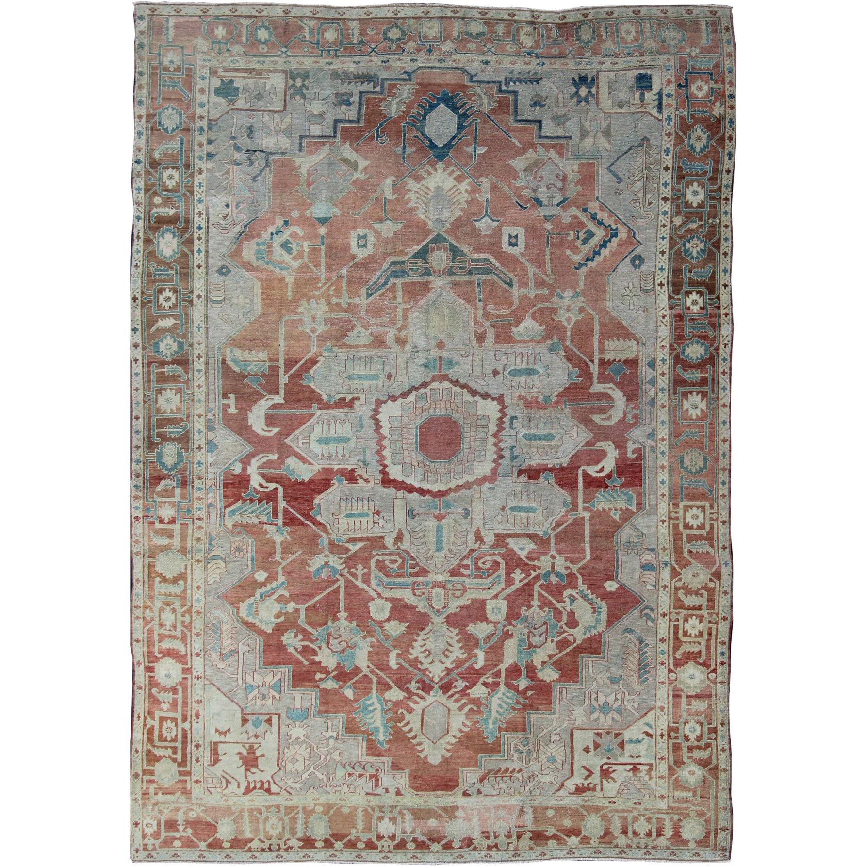 Alfombra Persa Antigua Serapi Grande en Rojo Suave, Topo, Verde Teja Claro y Azul
