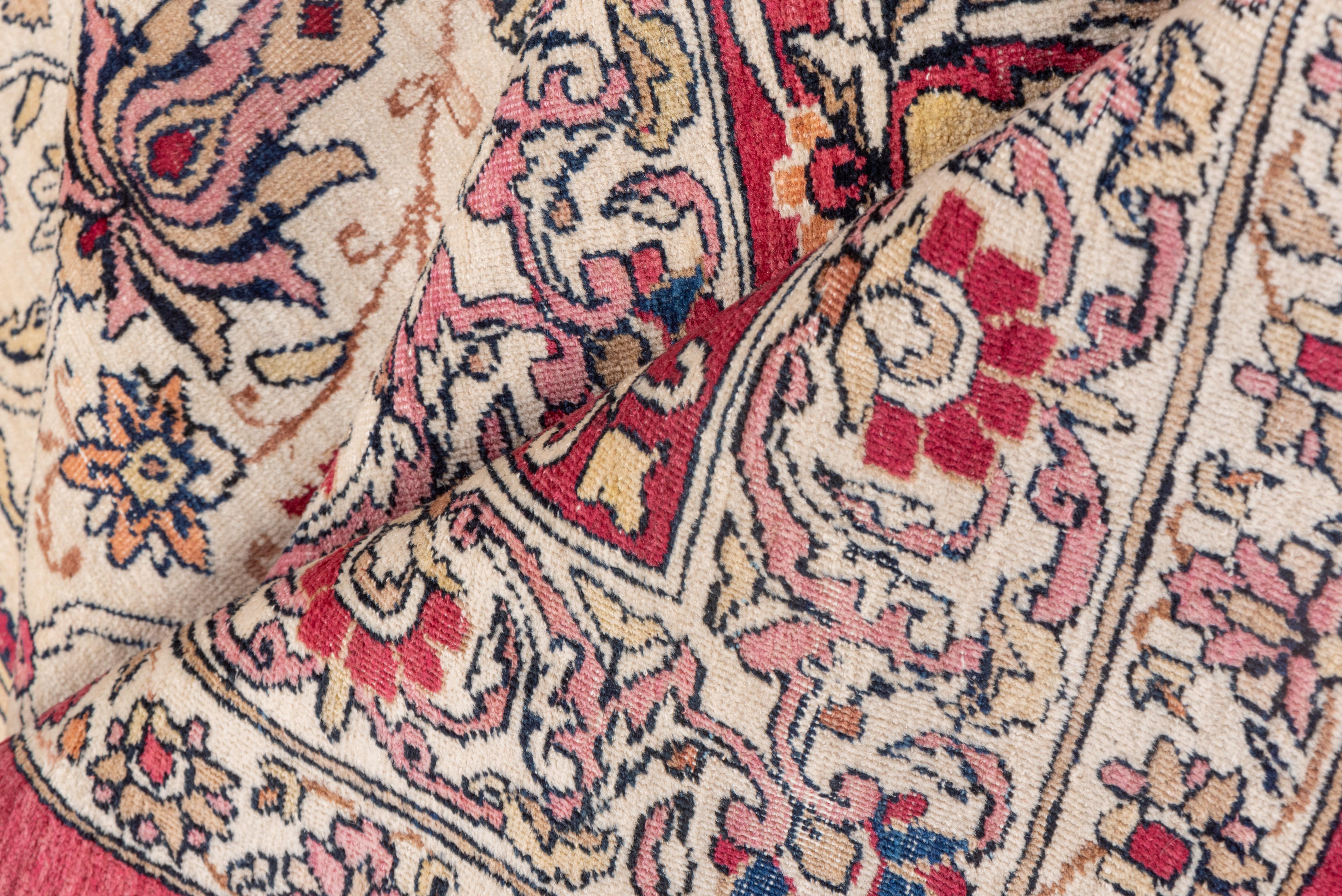 Antiker persischer Lavar Kerman-Teppich, Ecru, All-Over- Field, rot-rosa Bordüren (Handgeknüpft) im Angebot