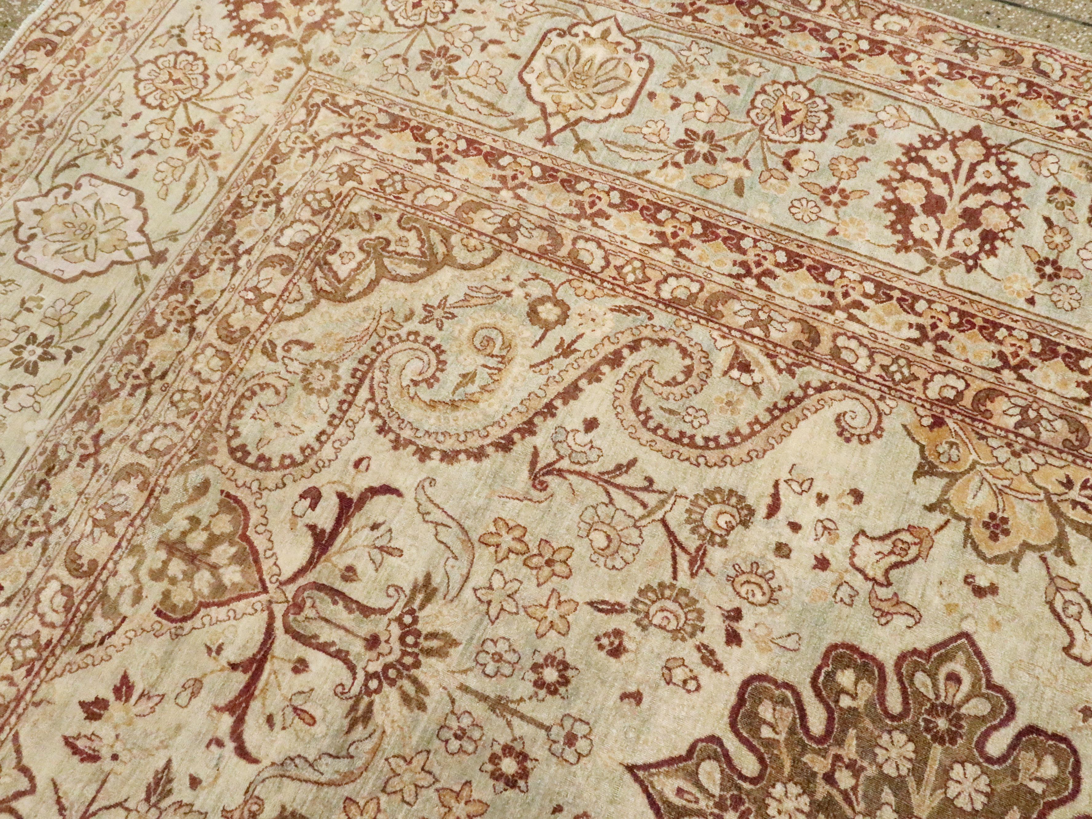 Antiker persischer Lavar-Kerman-Teppich im Angebot 1