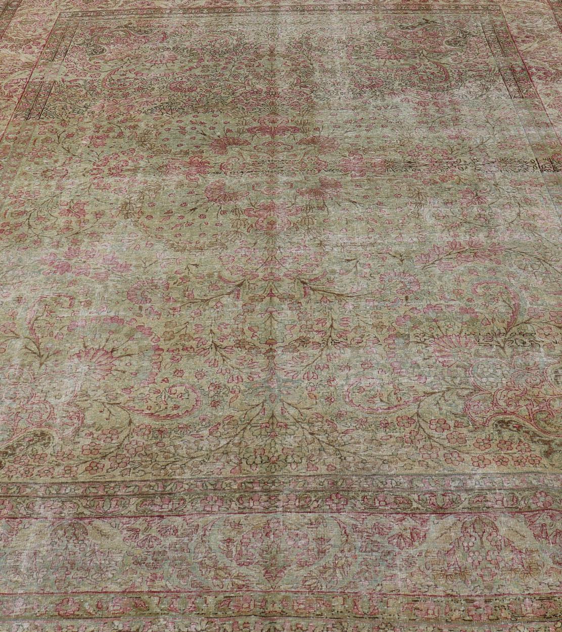 Antiker persischer Lavar Kerman-Teppich im Used-Look mit mehrfarbigen Blumenmotiven im Angebot 2