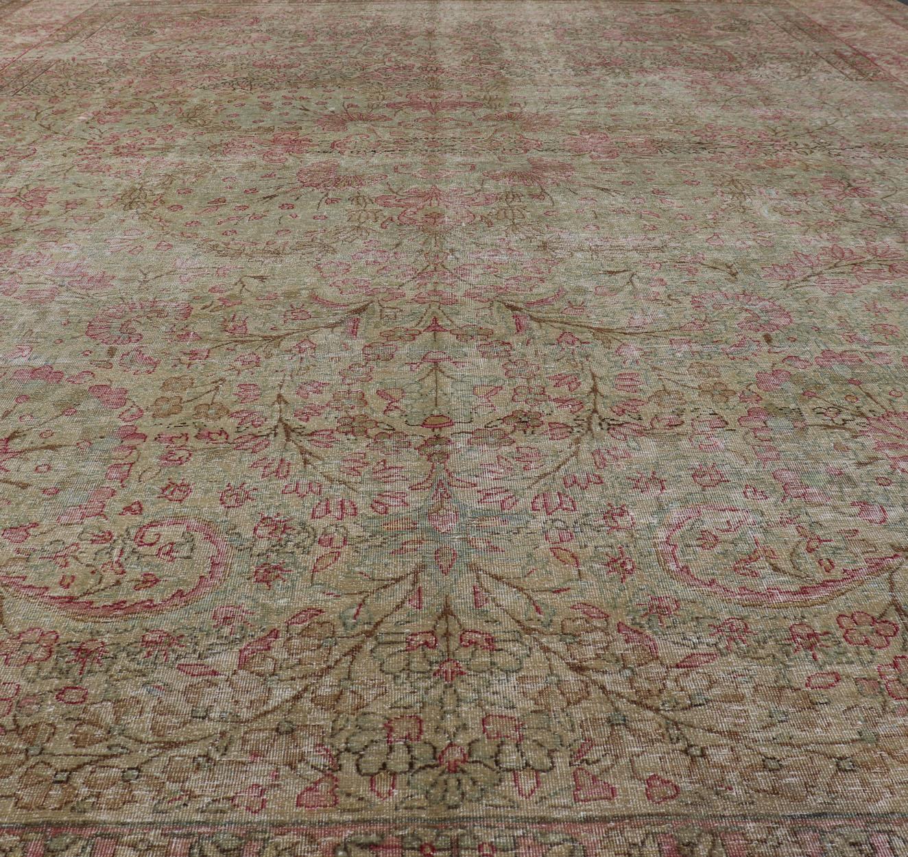 Antiker persischer Lavar Kerman-Teppich im Used-Look mit mehrfarbigen Blumenmotiven im Angebot 3