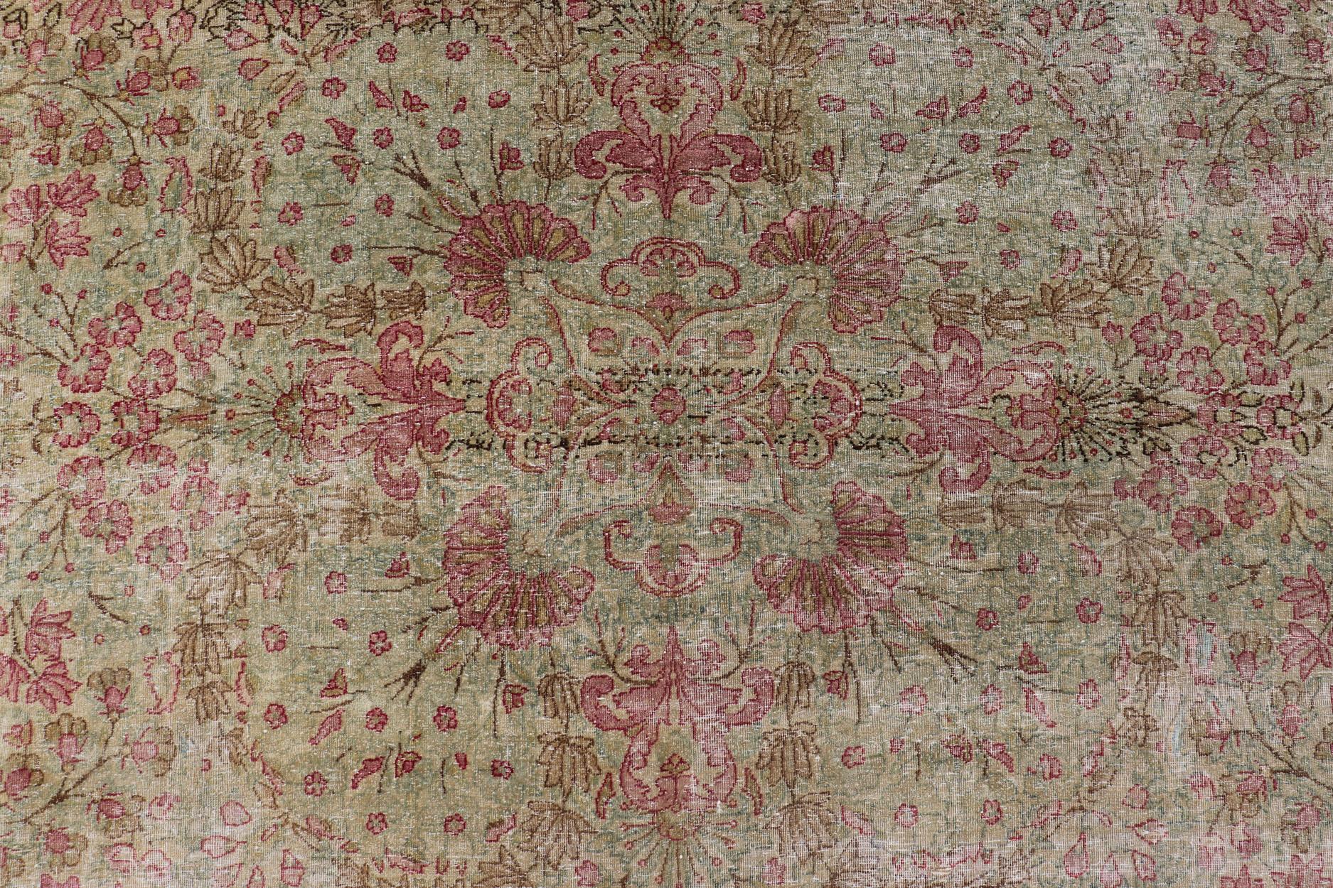 Antiker persischer Lavar Kerman-Teppich im Used-Look mit mehrfarbigen Blumenmotiven im Angebot 4