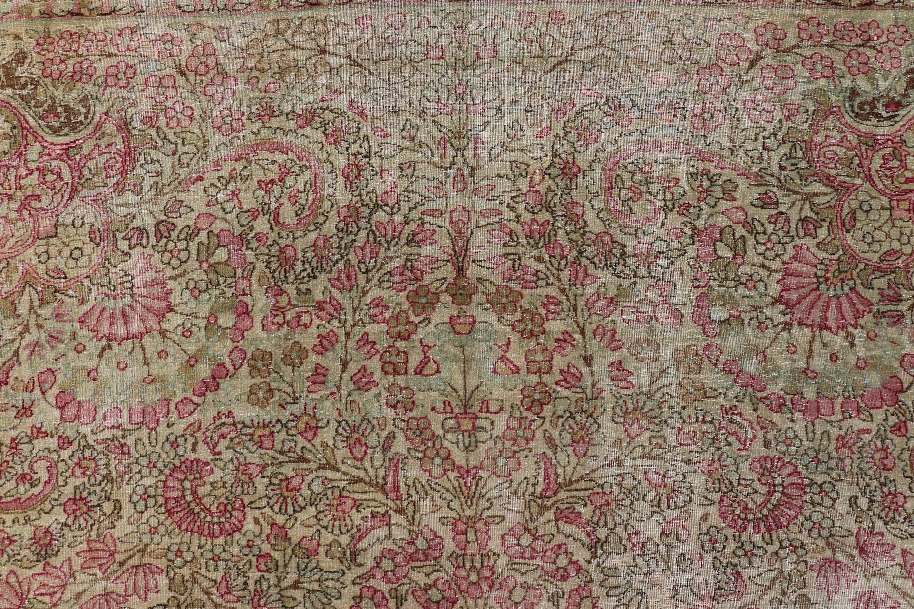 Antiker persischer Lavar Kerman-Teppich im Used-Look mit mehrfarbigen Blumenmotiven im Angebot 5