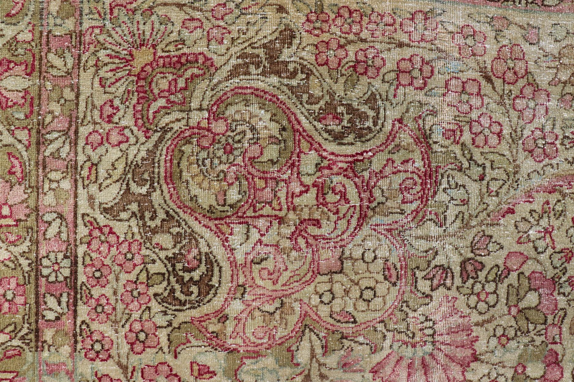 Tapis persan ancien Lavar Kerman en mauvais état avec motifs floraux multicolores en vente 6