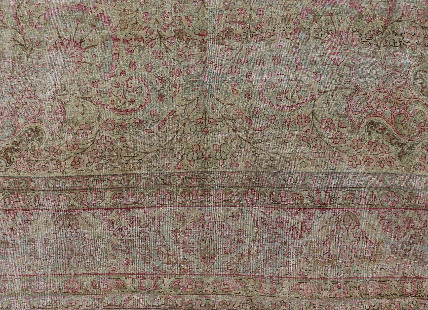 Antiker persischer Lavar Kerman-Teppich im Used-Look mit mehrfarbigen Blumenmotiven im Angebot 8