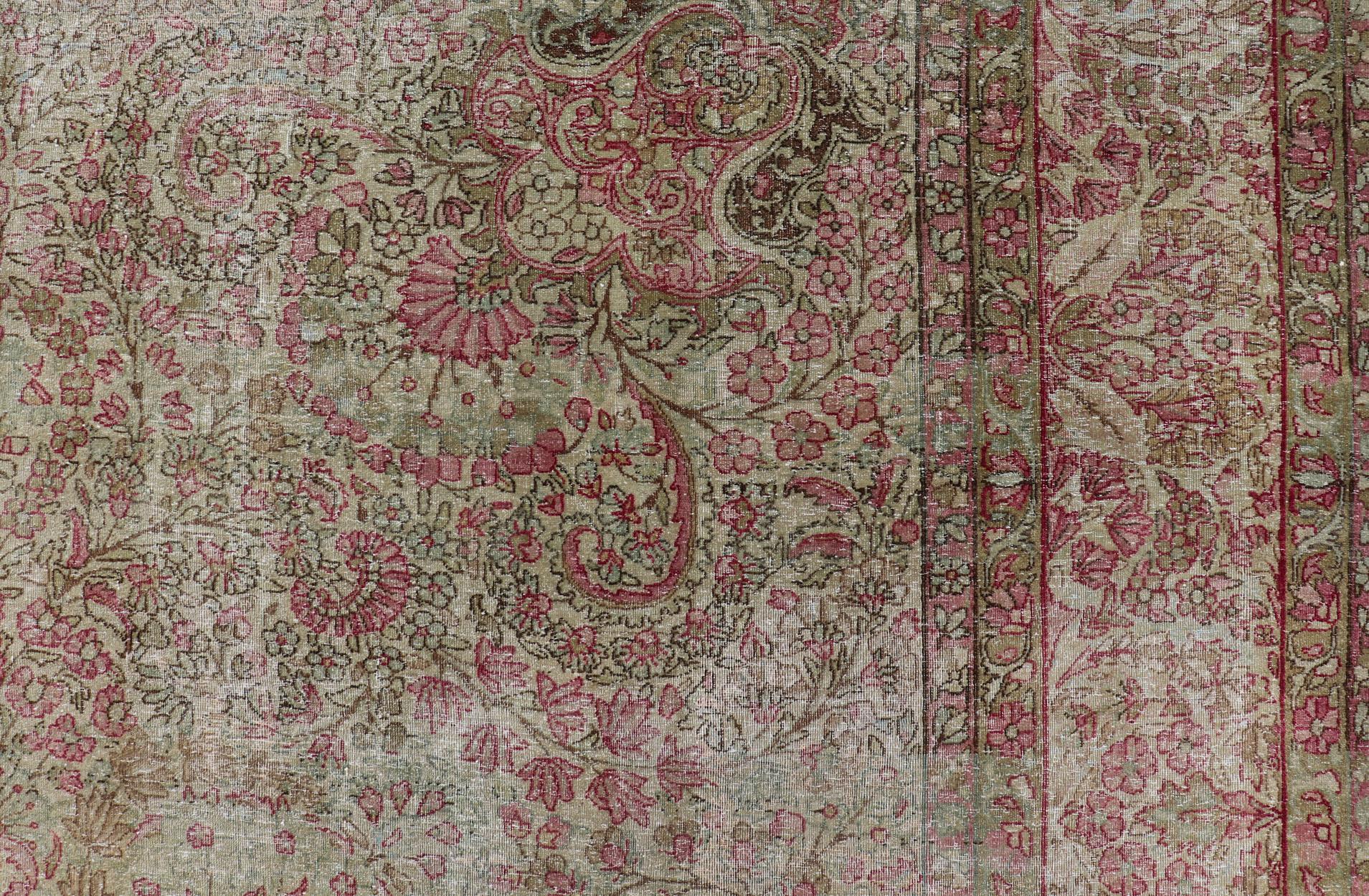 Antiker persischer Lavar Kerman-Teppich im Used-Look mit mehrfarbigen Blumenmotiven im Angebot 10