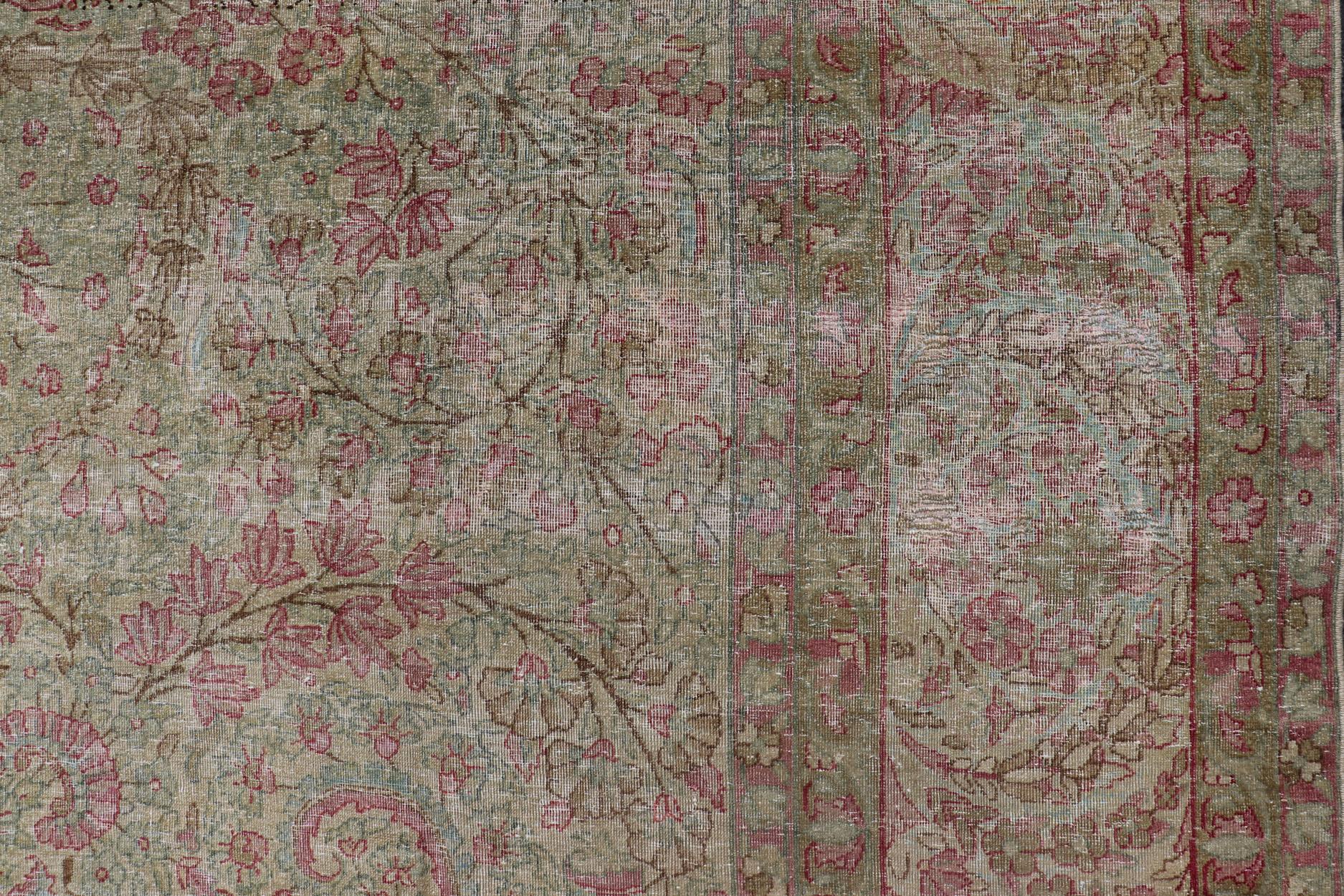 Antiker persischer Lavar Kerman-Teppich im Used-Look mit mehrfarbigen Blumenmotiven im Angebot 11