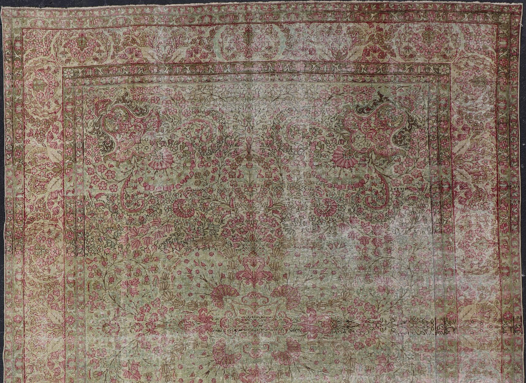 Antiker persischer Lavar Kerman-Teppich im Used-Look mit mehrfarbigen Blumenmotiven (Kirman) im Angebot