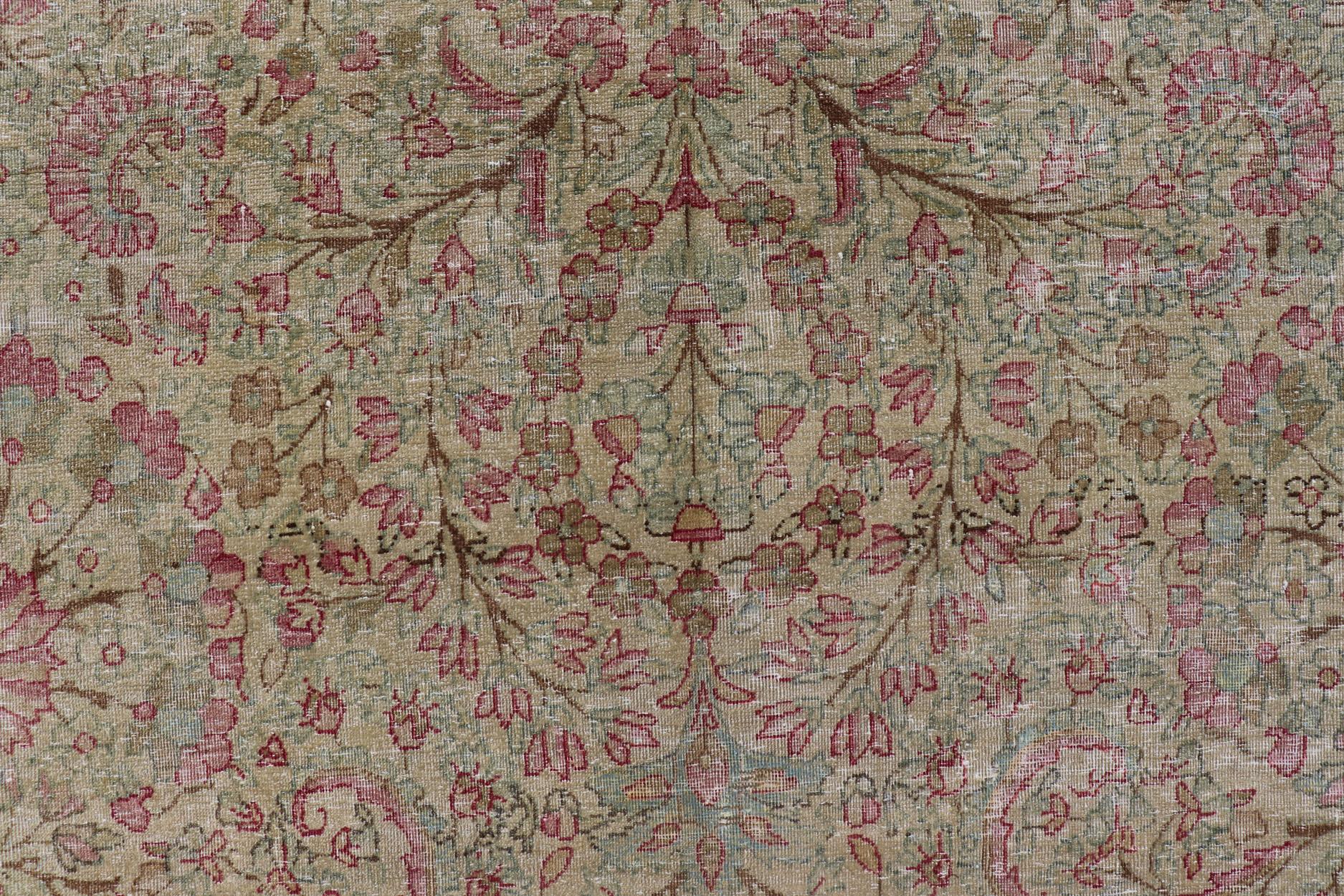 Antiker persischer Lavar Kerman-Teppich im Used-Look mit mehrfarbigen Blumenmotiven (Handgeknüpft) im Angebot