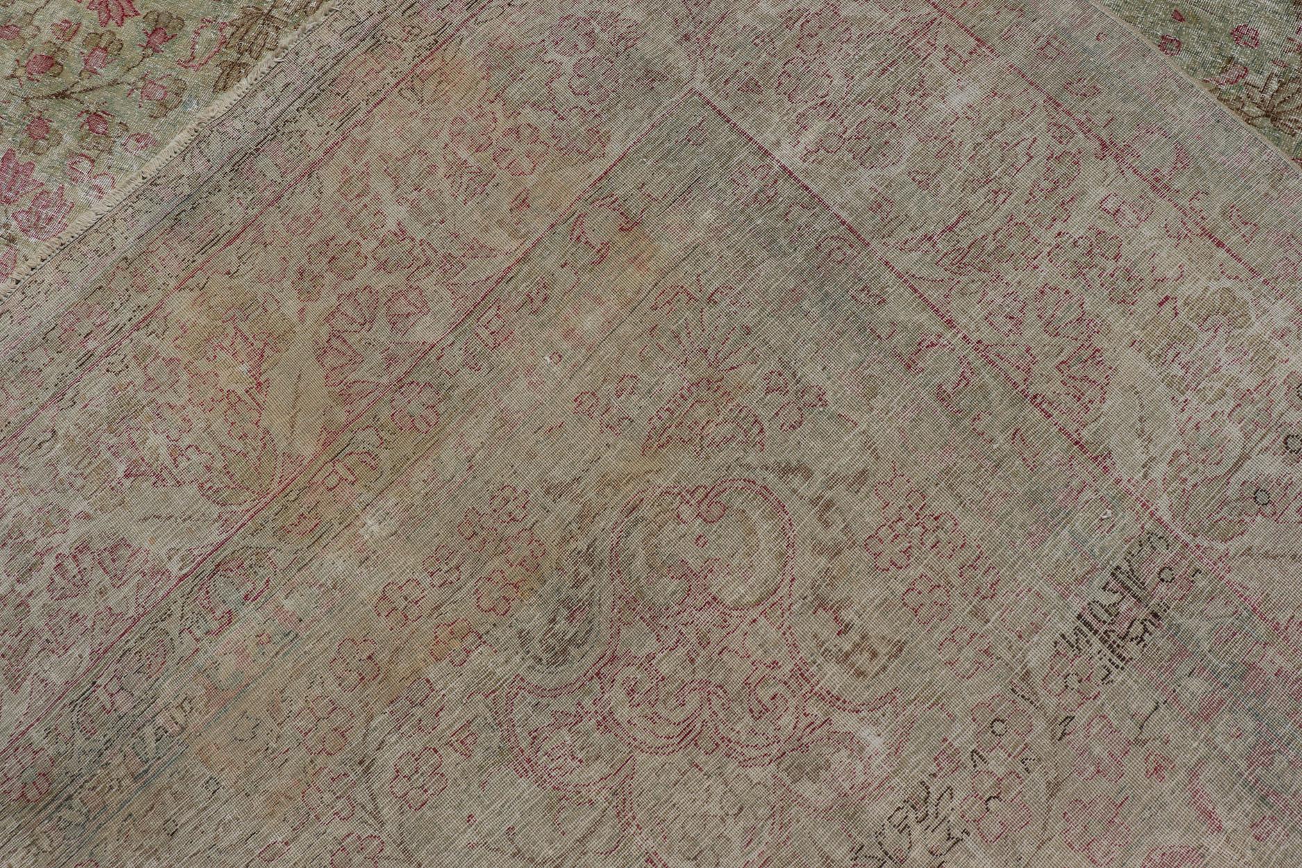 Antiker persischer Lavar Kerman-Teppich im Used-Look mit mehrfarbigen Blumenmotiven im Zustand „Starke Gebrauchsspuren“ im Angebot in Atlanta, GA