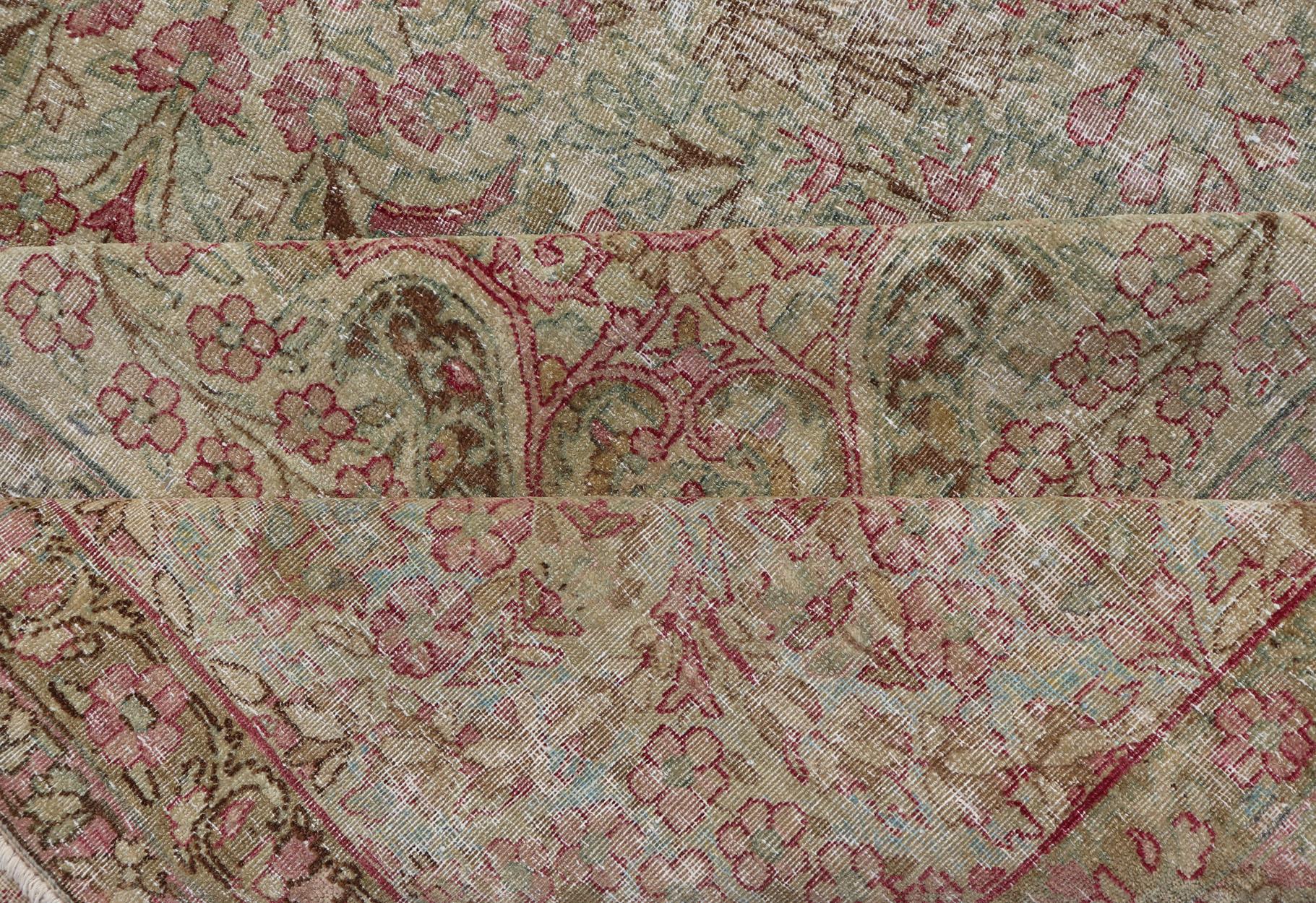 Antiker persischer Lavar Kerman-Teppich im Used-Look mit mehrfarbigen Blumenmotiven (Frühes 20. Jahrhundert) im Angebot