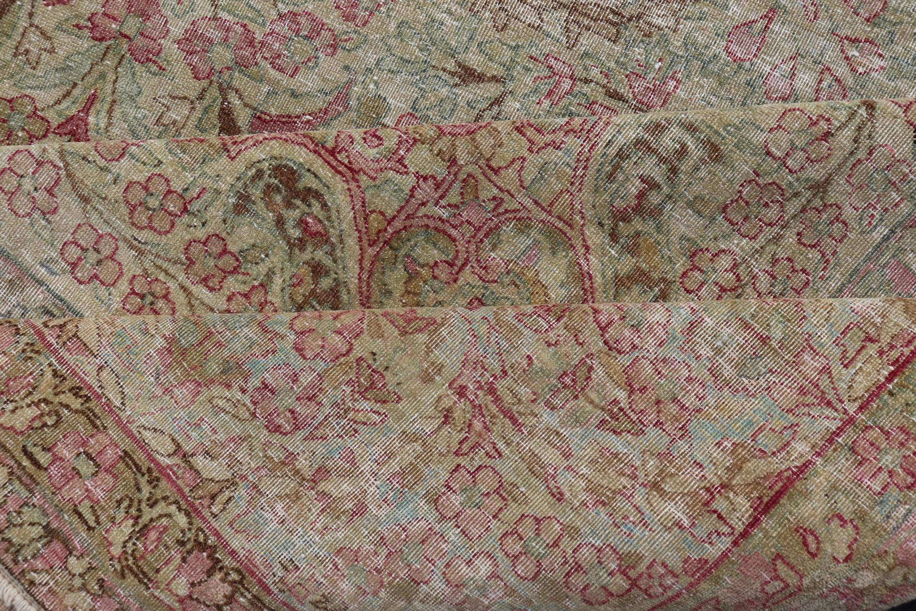 Antiker persischer Lavar Kerman-Teppich im Used-Look mit mehrfarbigen Blumenmotiven (Wolle) im Angebot